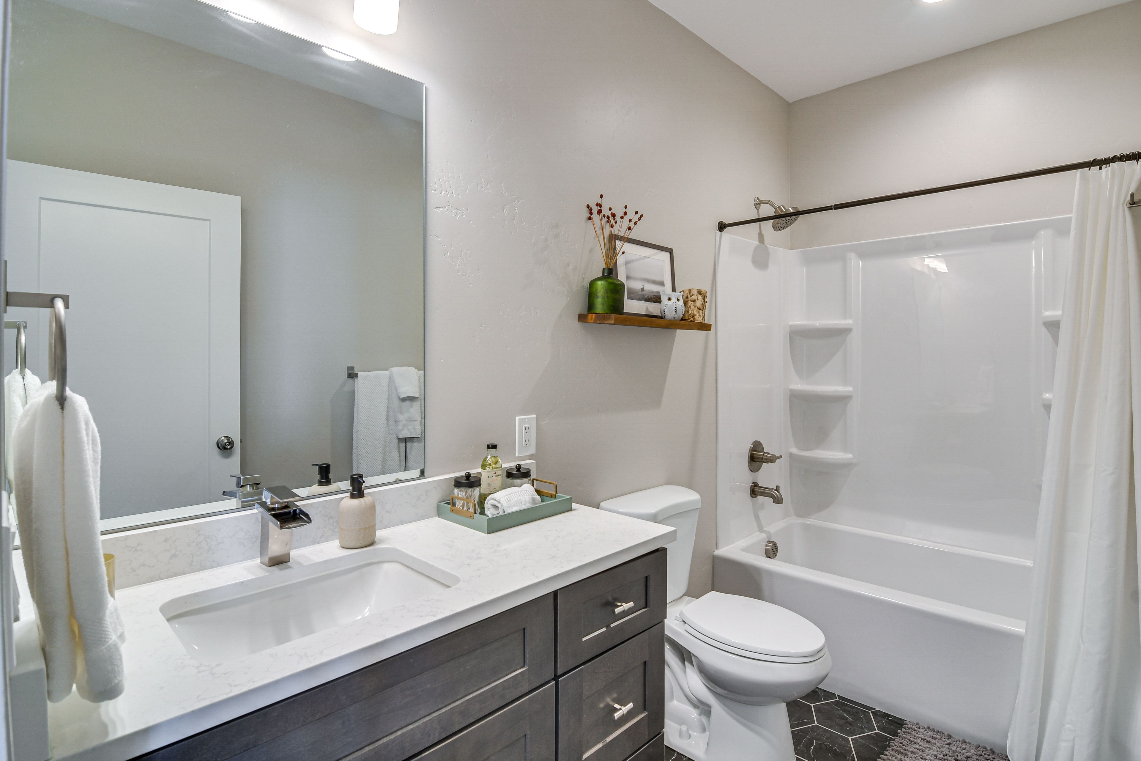 Full Bathroom | 2nd Floor | Shower/Tub Combo