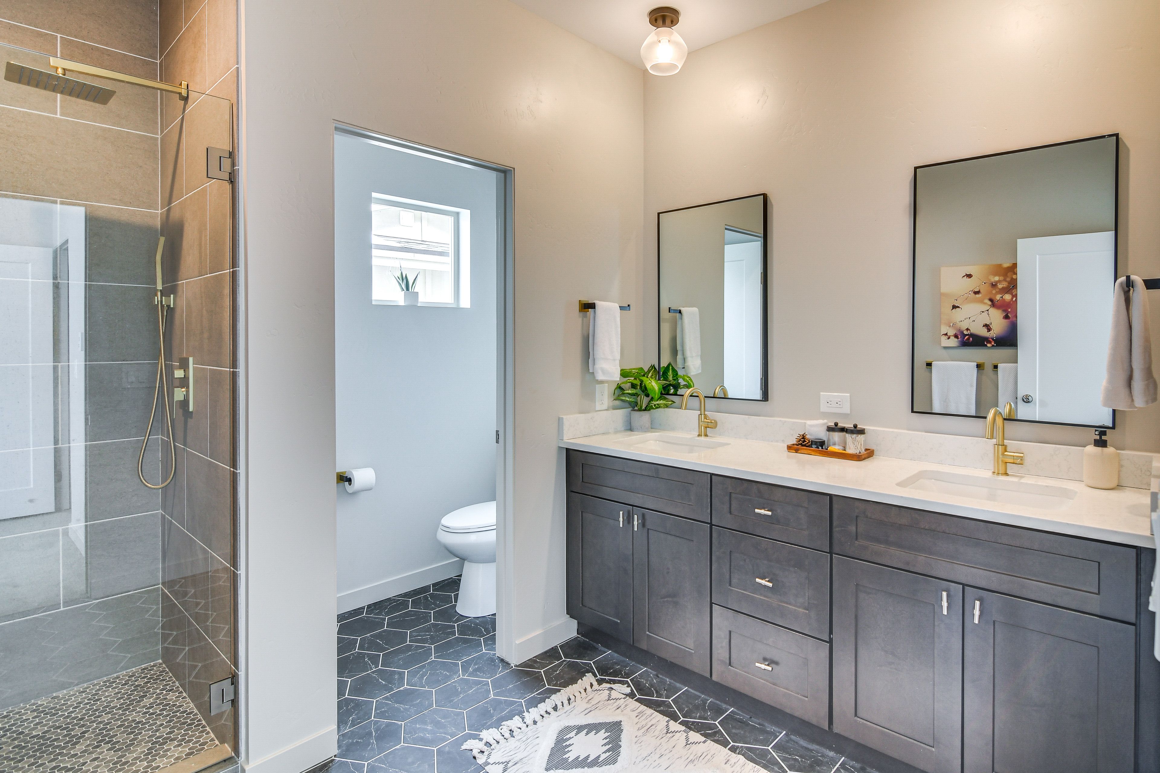 Full Bathroom | 2nd Floor | Complimentary Toiletries
