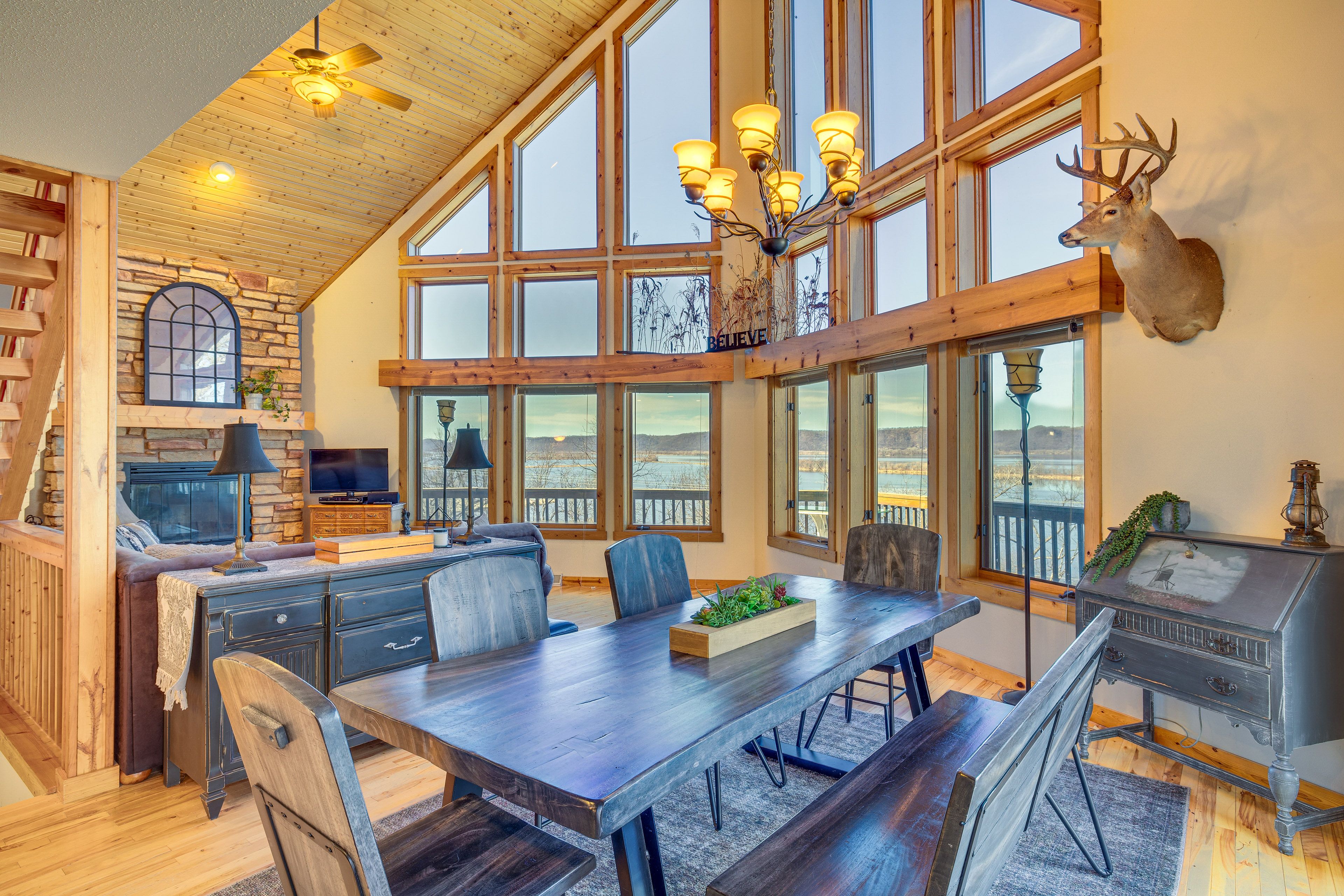 Great Room | Main Level | Mississippi River View | Open Floor Plan | Free WiFi