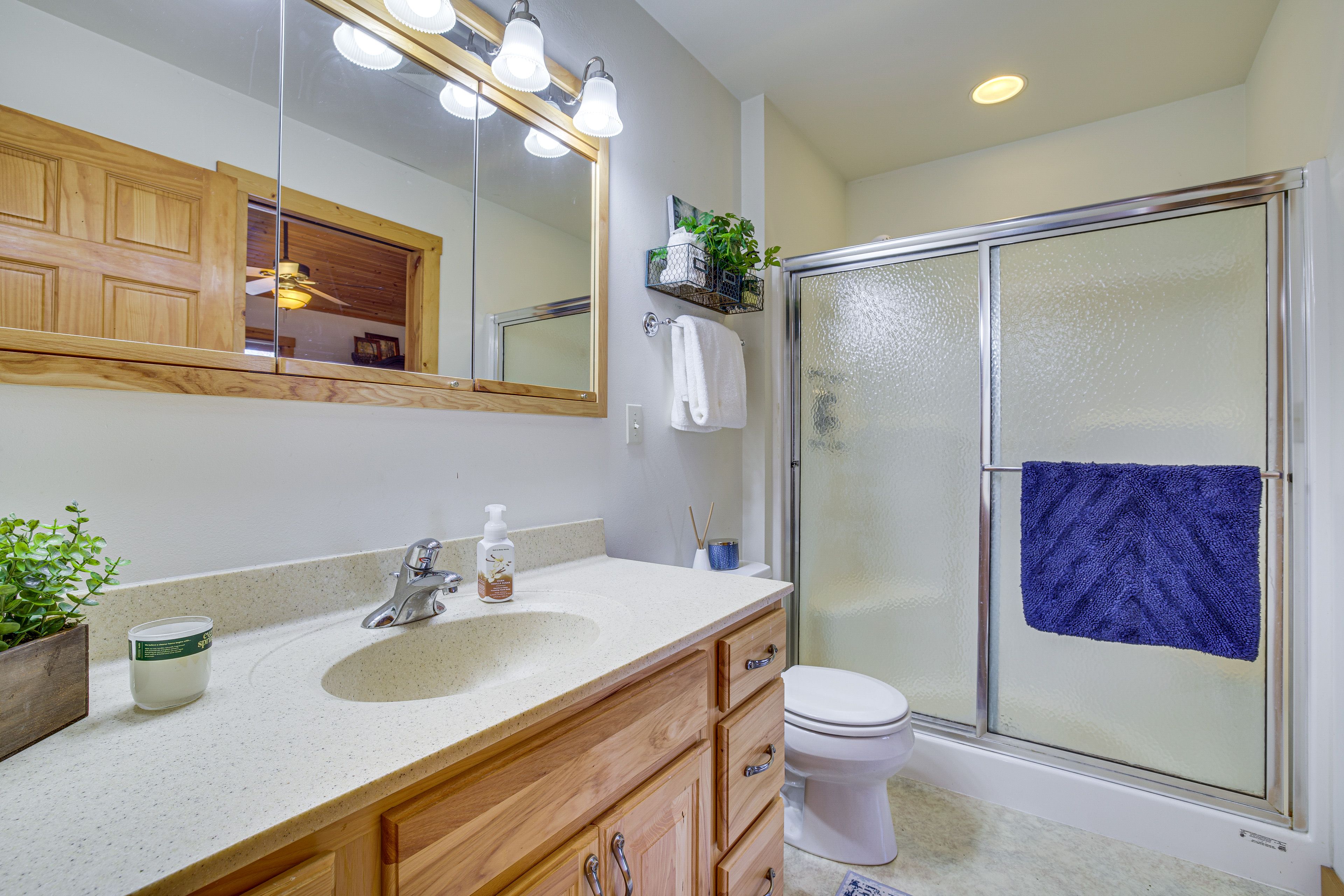 Full Bathroom | Upper Level | Towels Provided | Complimentary Toiletries