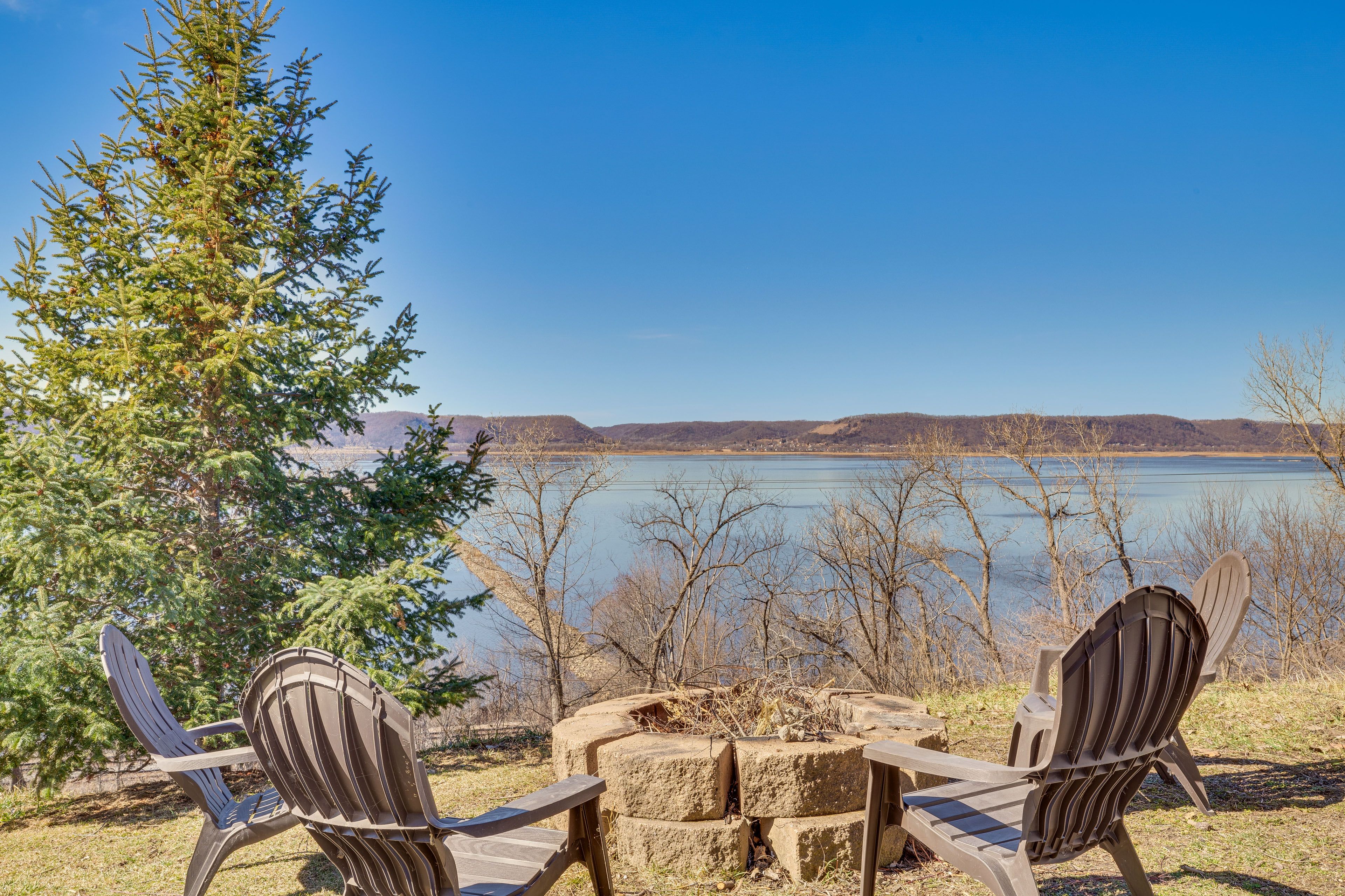 Private Yard | Fire Pit | Mississippi River View