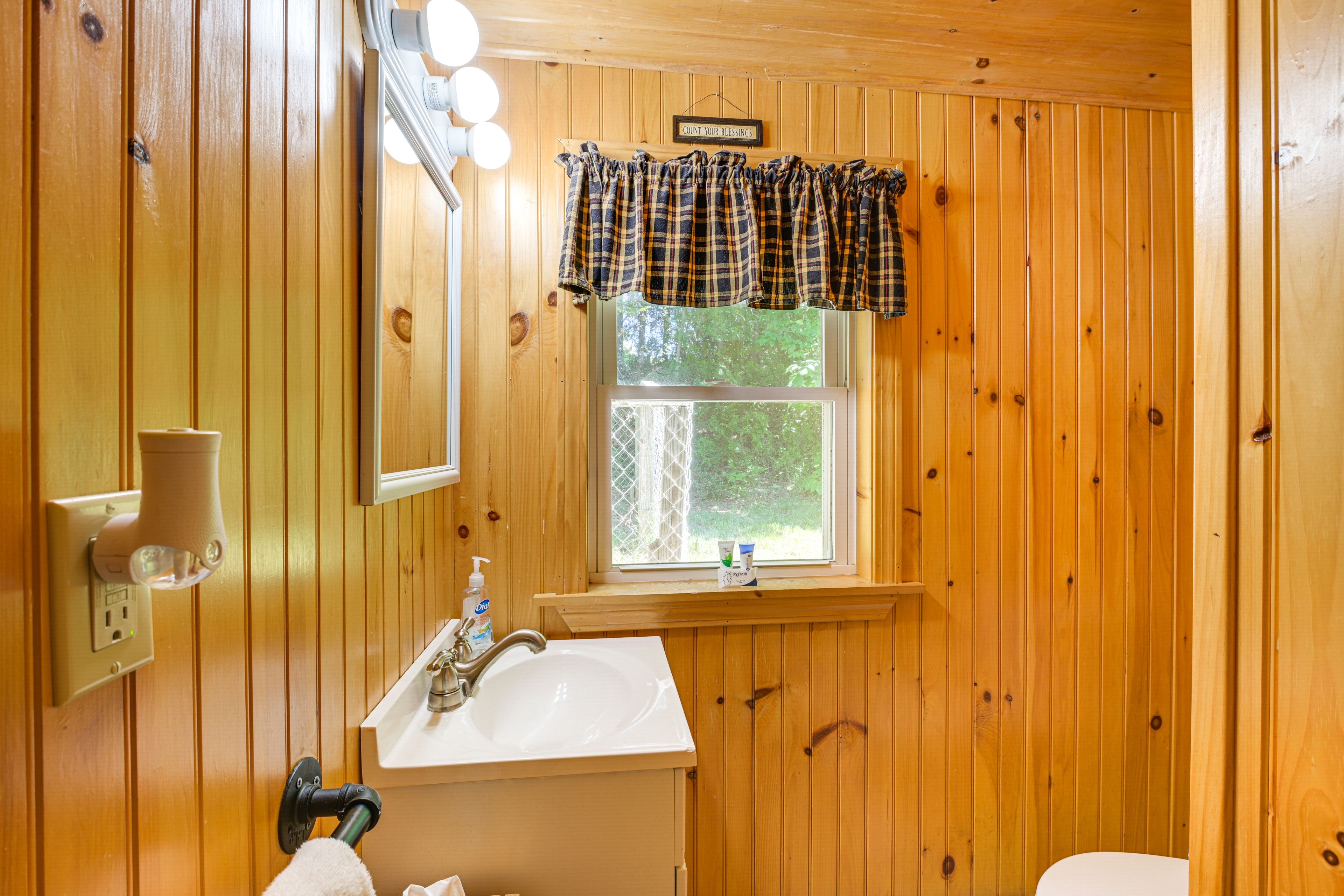 Full Bathroom | Main Level