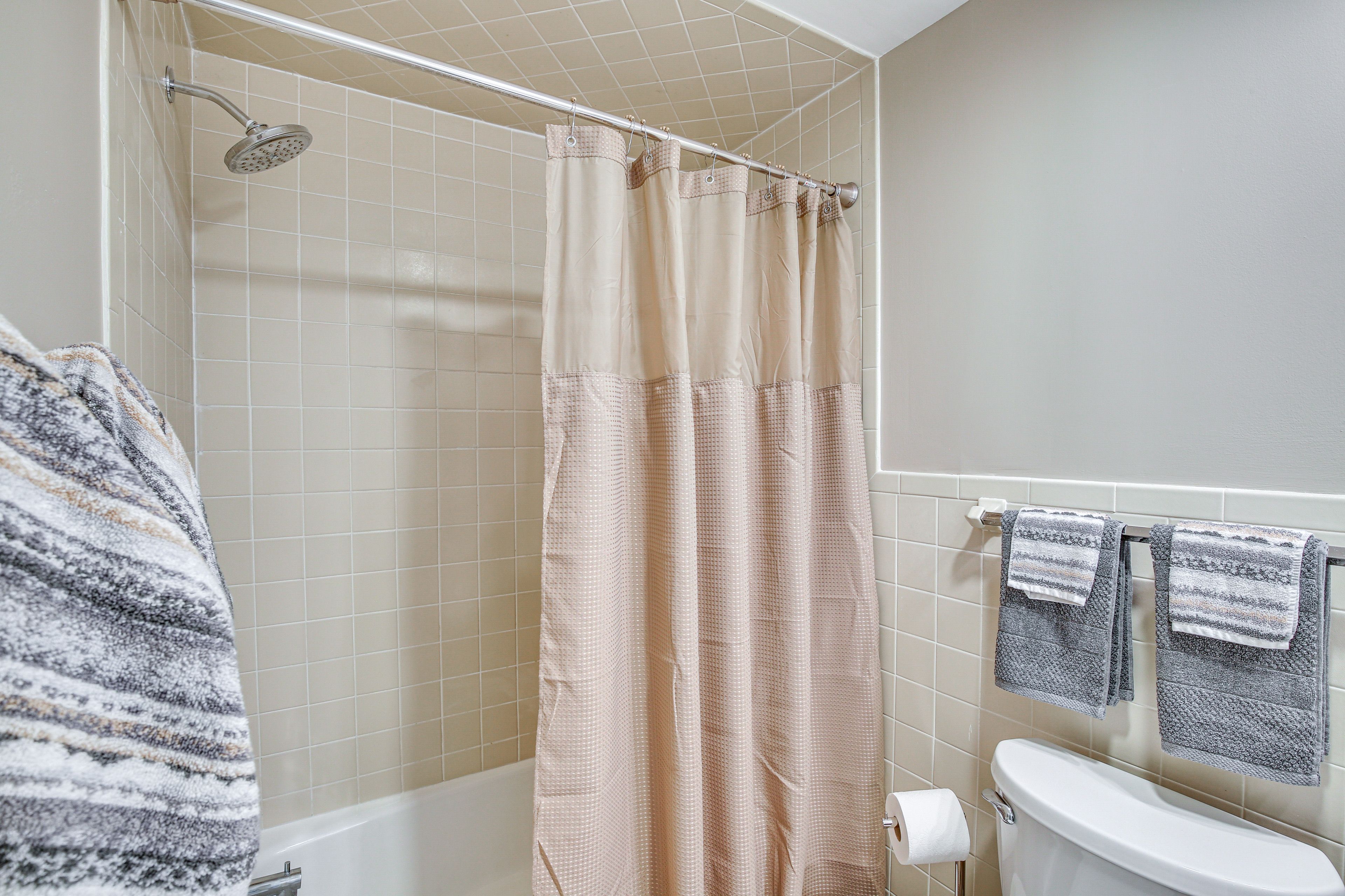 Full Bathroom | Shower/Tub Combo