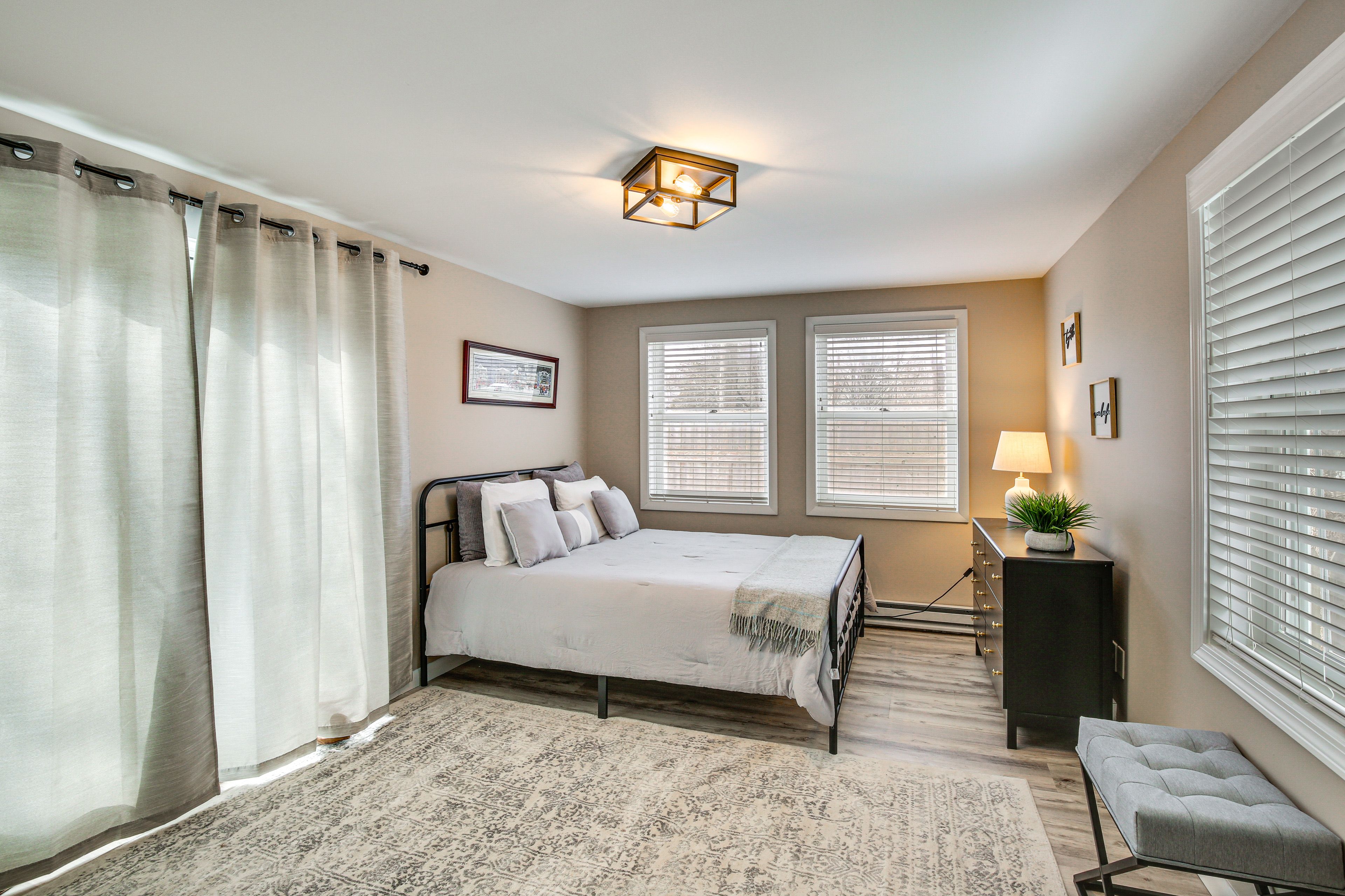 Bedroom | Queen Bed | Linens & Towels