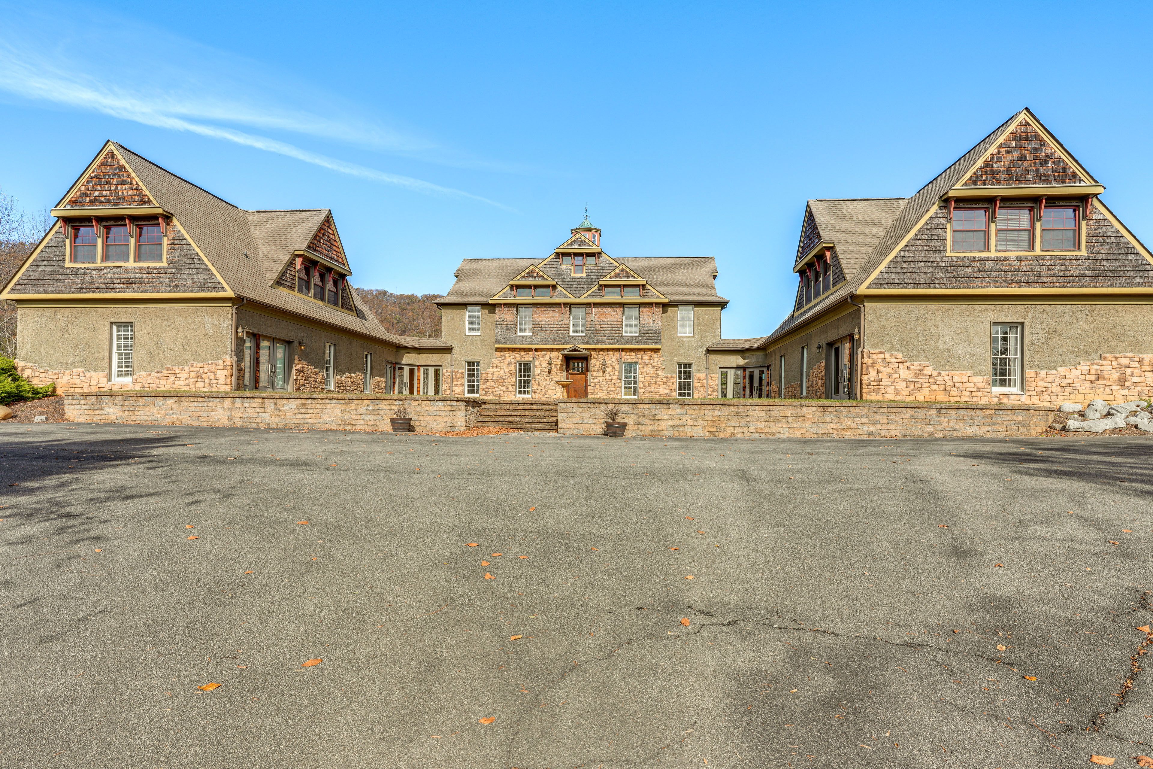 Parking | Driveway (12 Vehicles)