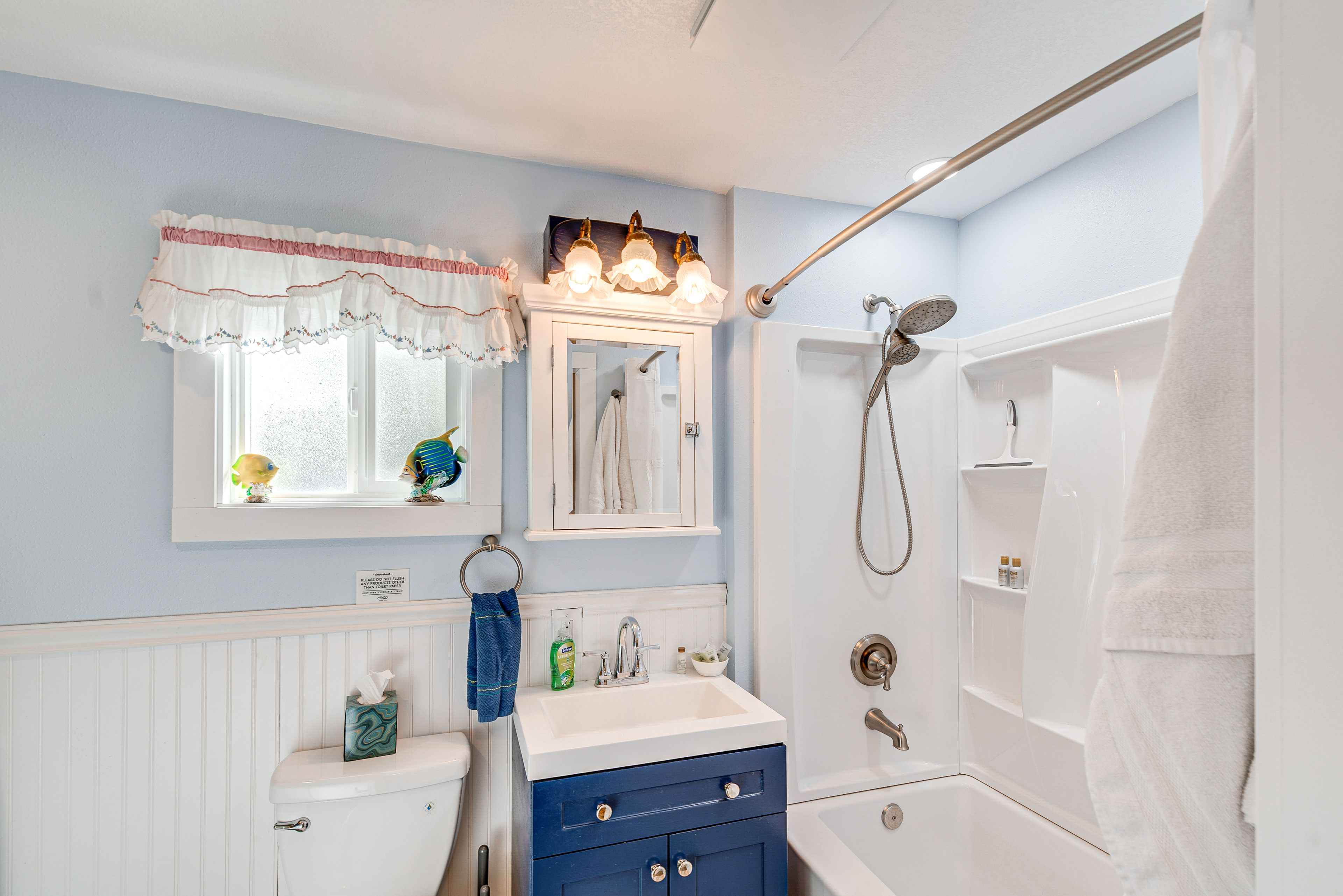 Full Bathroom | Towels Provided | Complimetary Toiletries | 1st Floor