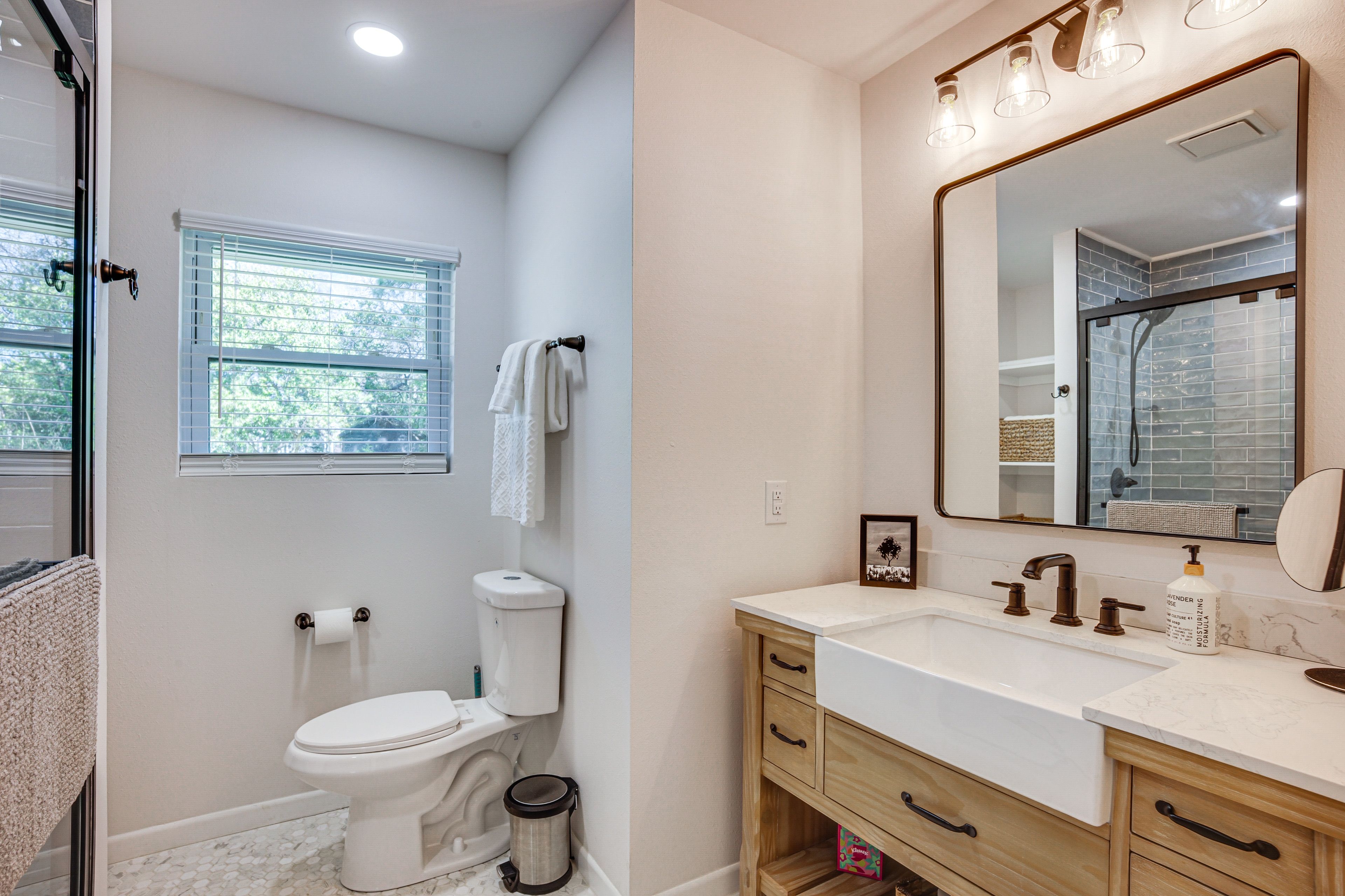 Full Bathroom | Towels Provided | Complimentary Toiletries