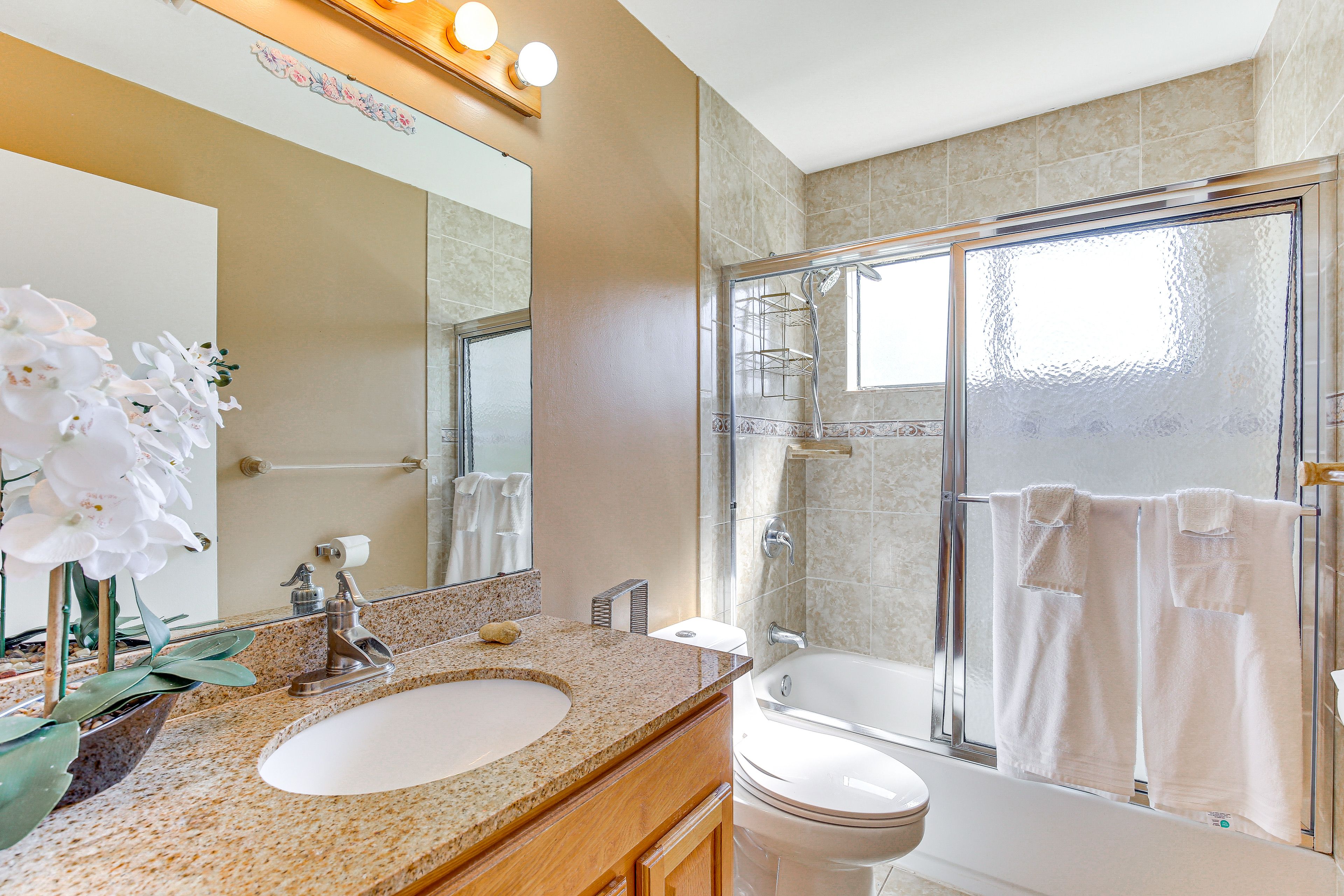 Full Bathroom | Shower/Tub Combo | Towels Provided
