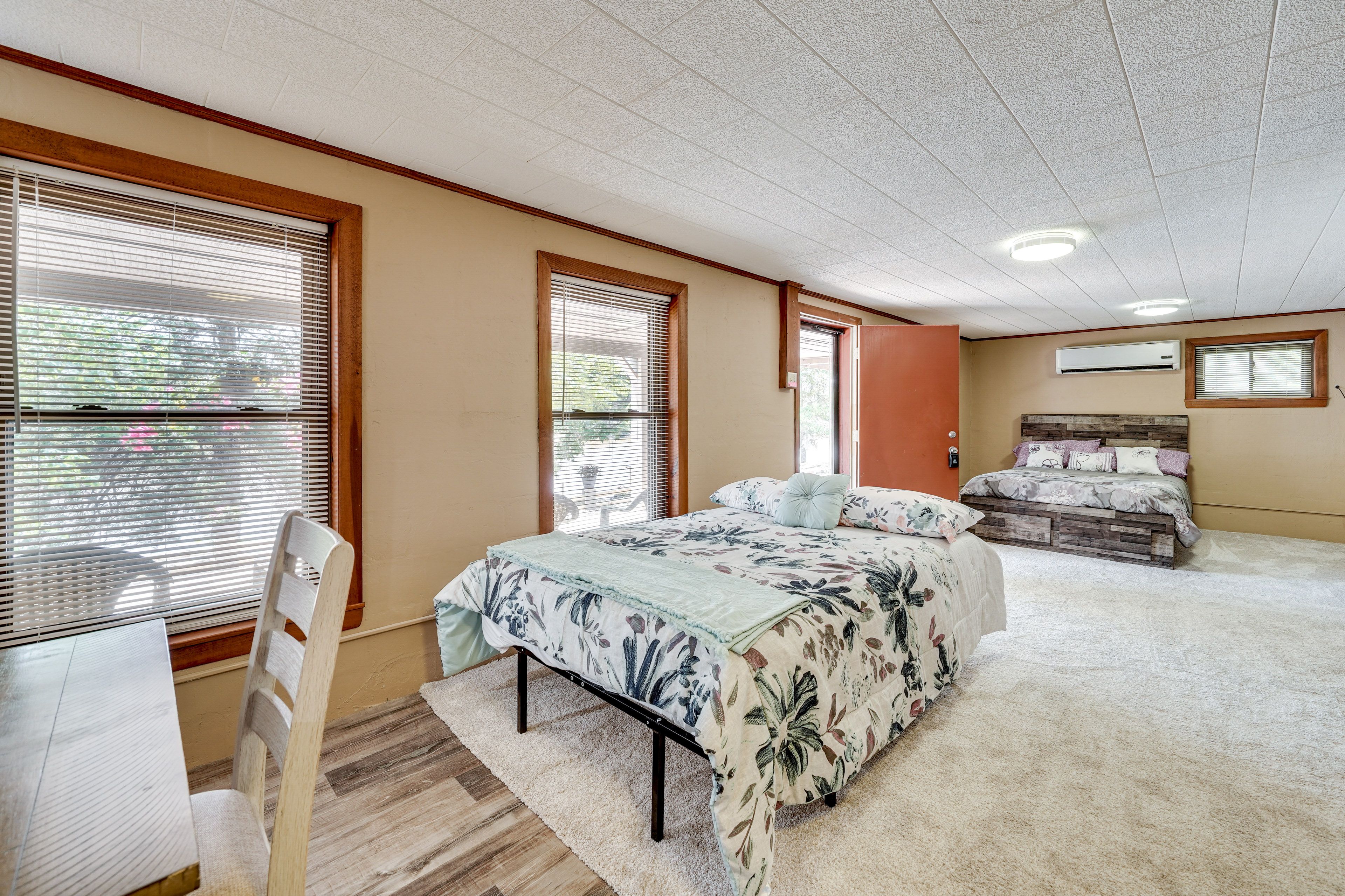 Studio | Queen Bed