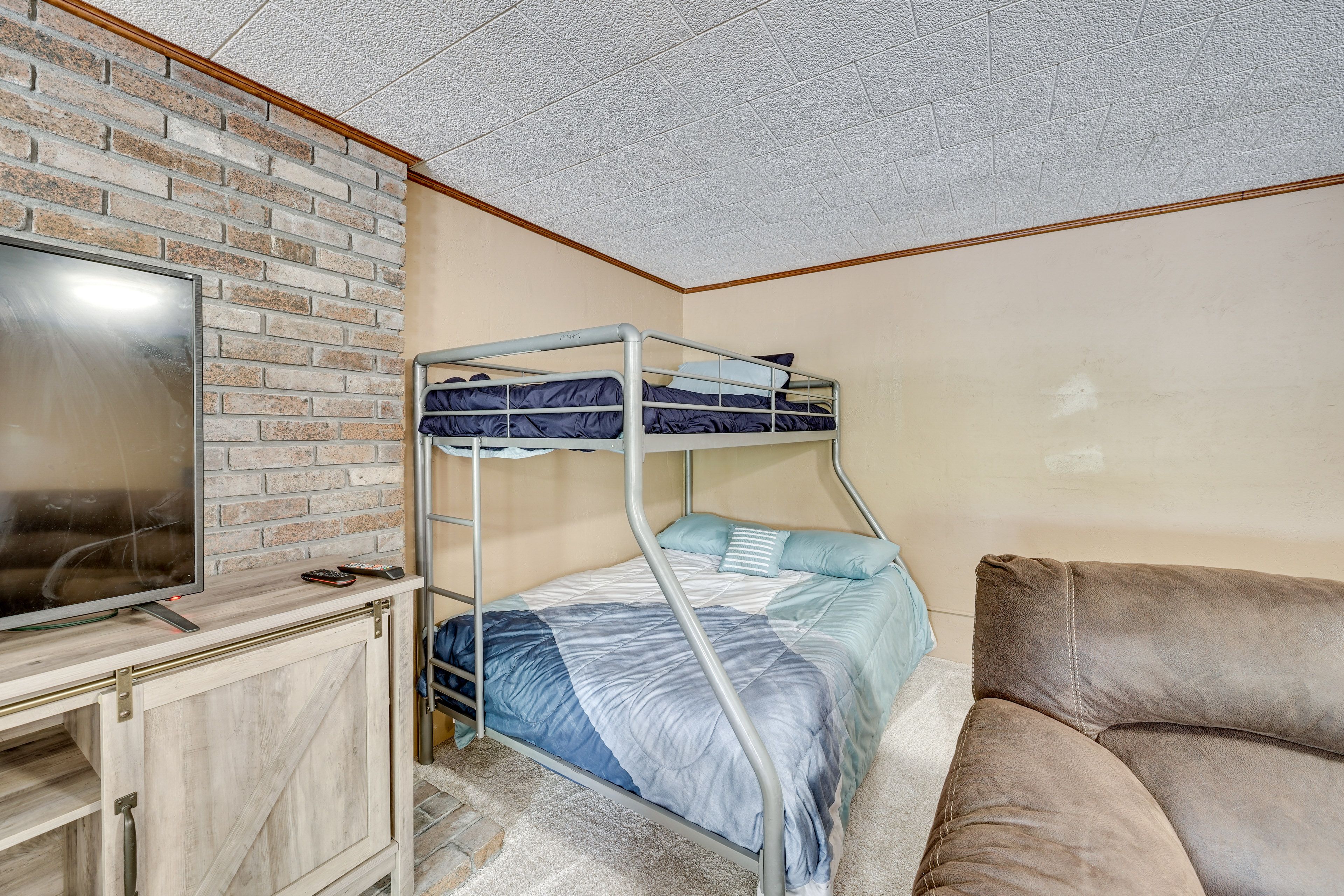 Studio | Twin/Queen Bunk Bed