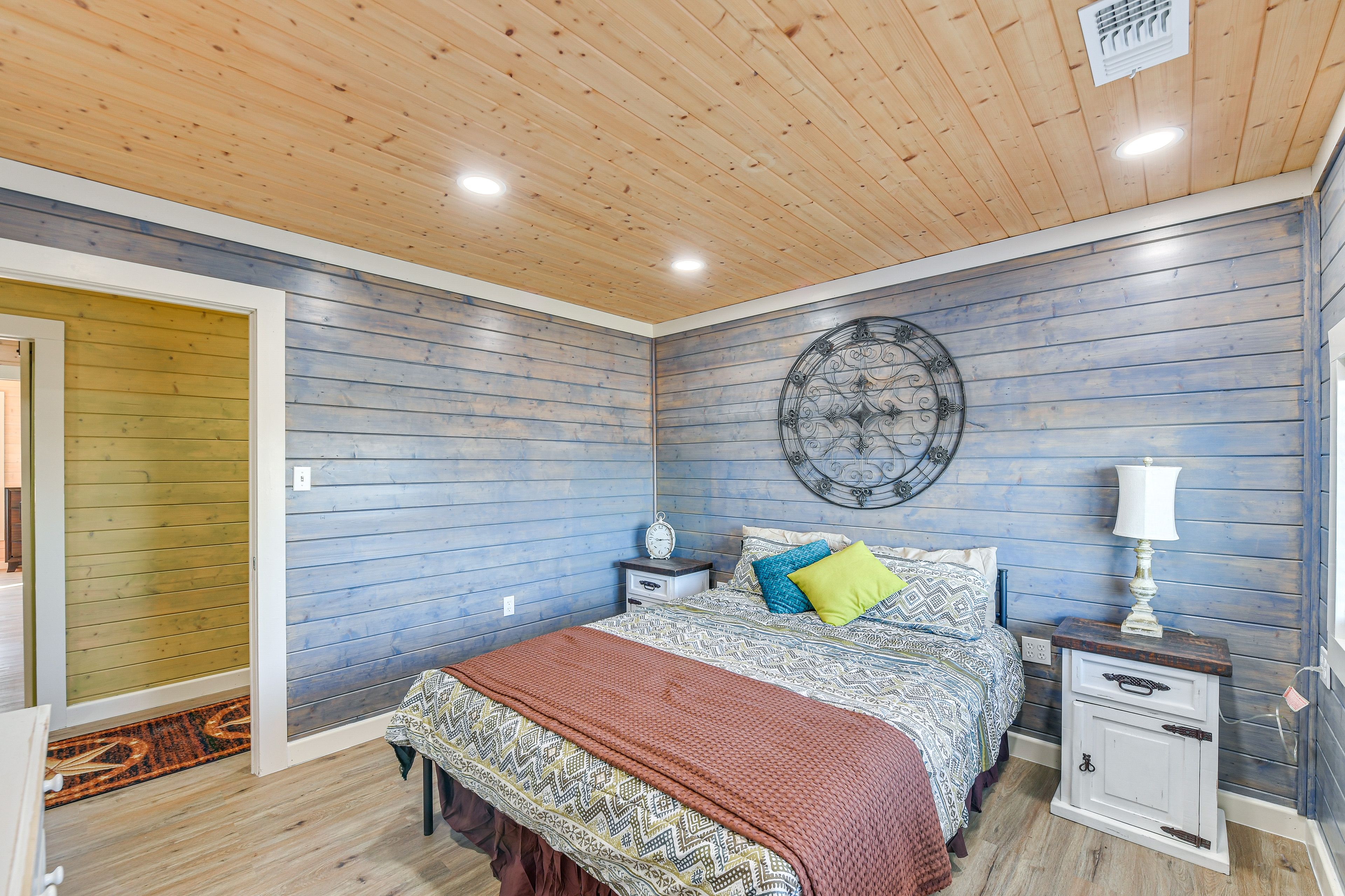 Bedroom 3 | Queen Bed