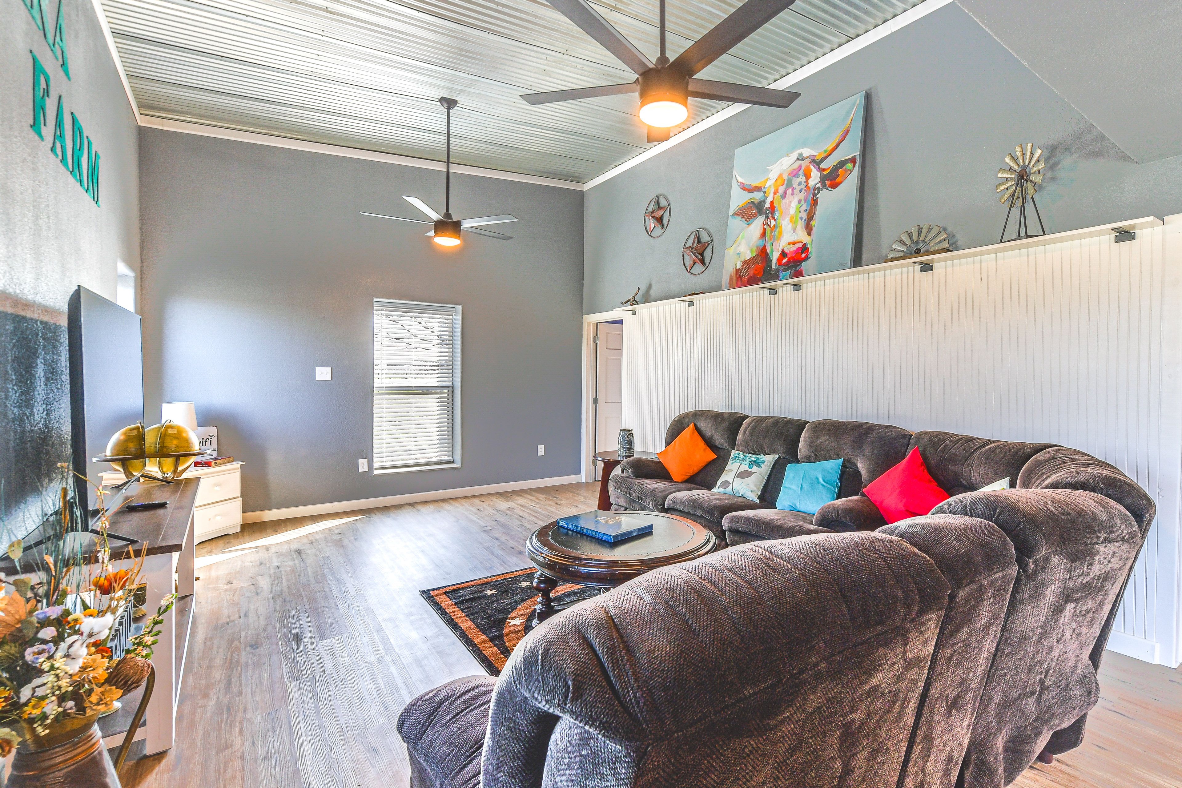 Living Room | Free WiFi | Smart TV | Central A/C & Heating