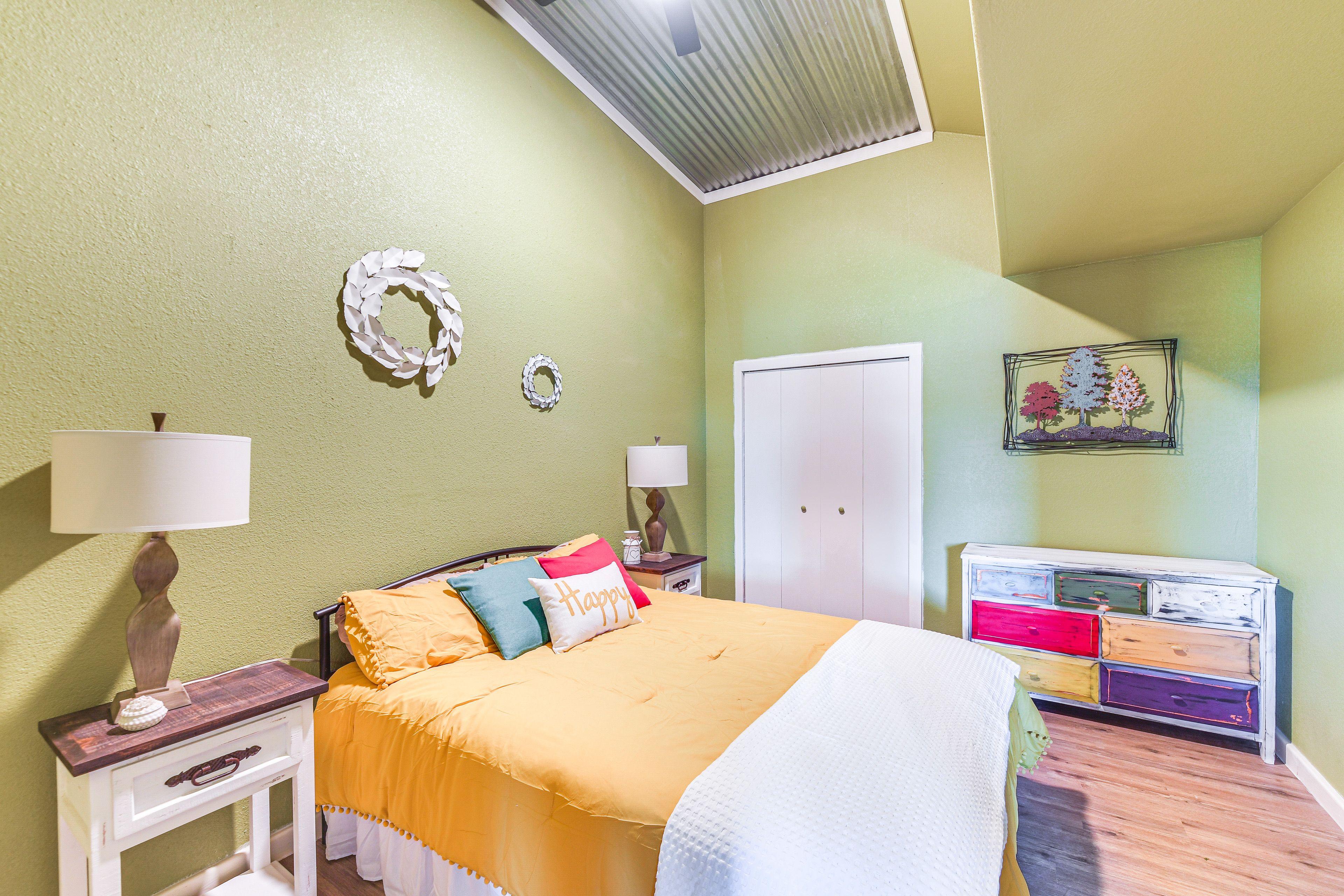 Bedroom 2 | Queen Bed