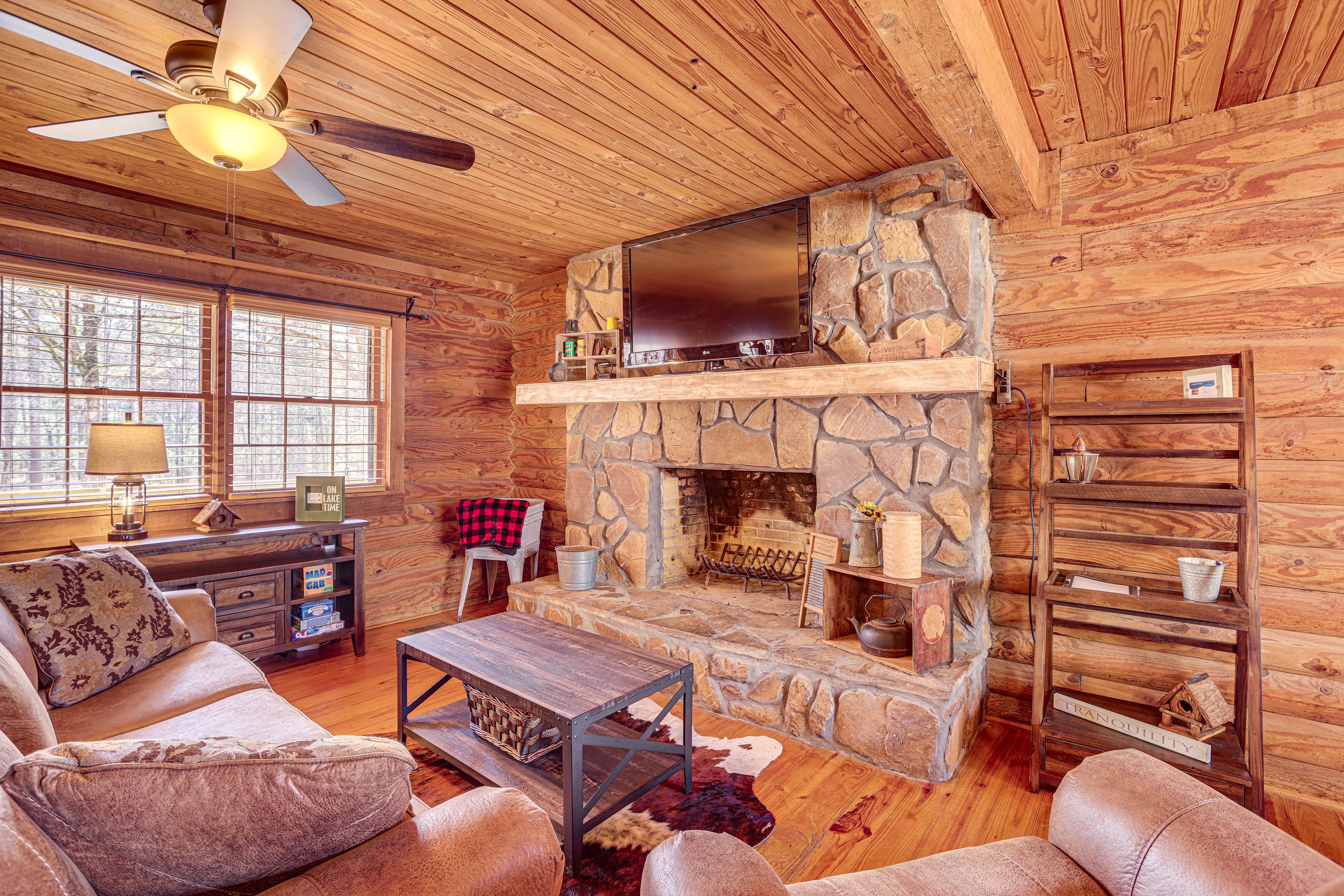 Living Room | 1st Floor | Smart TV | Fireplace | Sleeper Sofa | Board Games