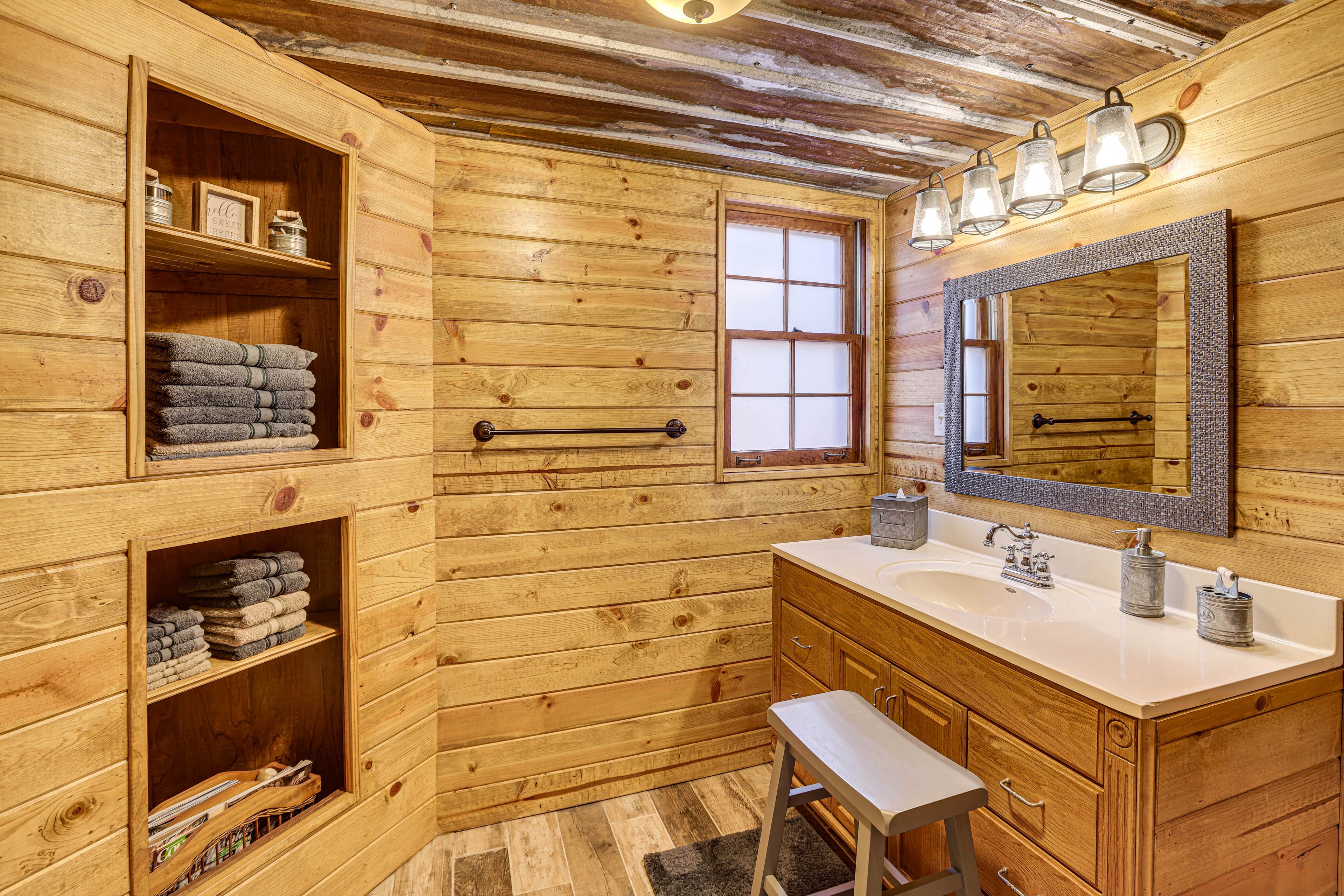 Full Bathroom | 2nd Floor | Towels Provided