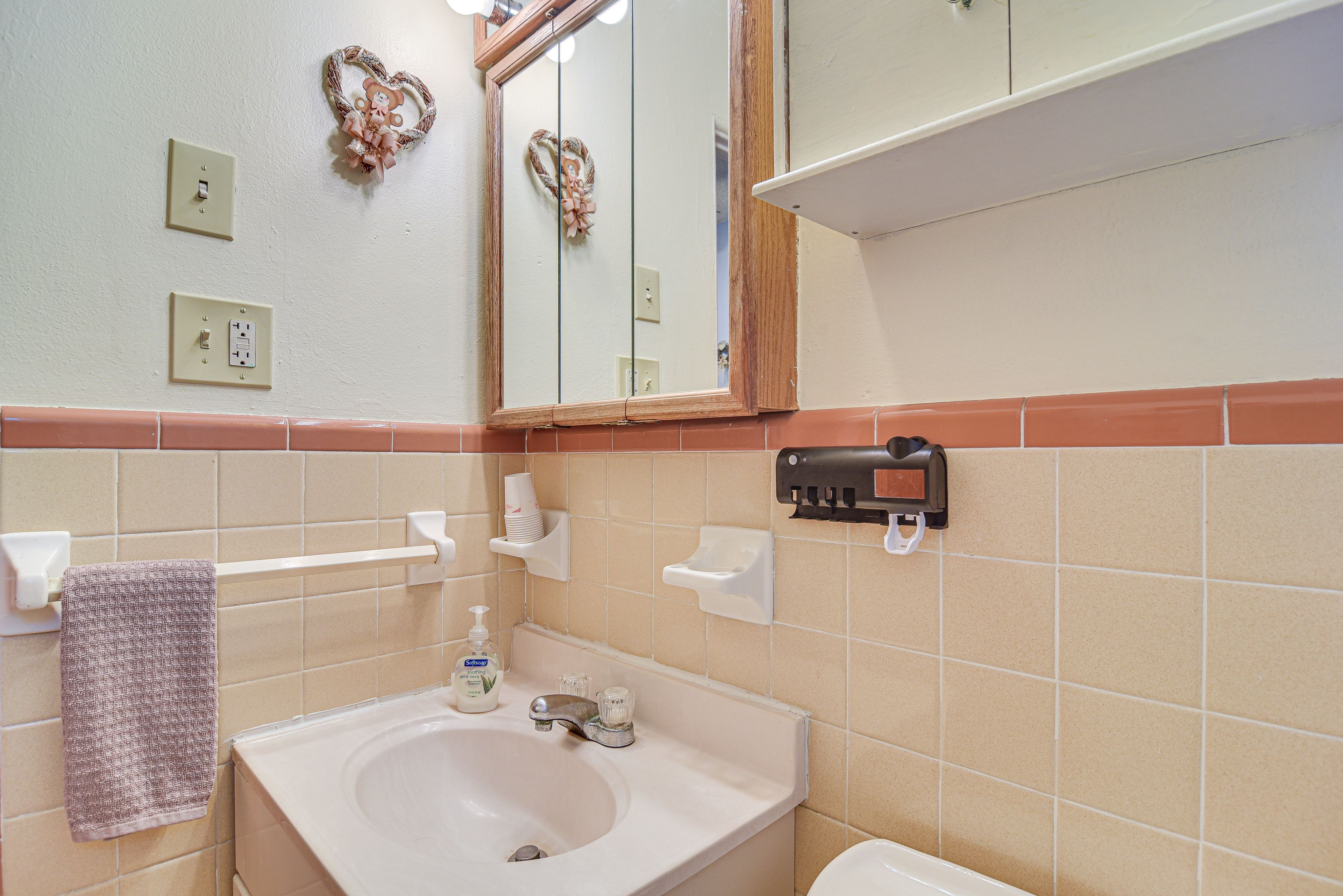 Full Bathroom | Complimentary Toiletries | Towels Provided
