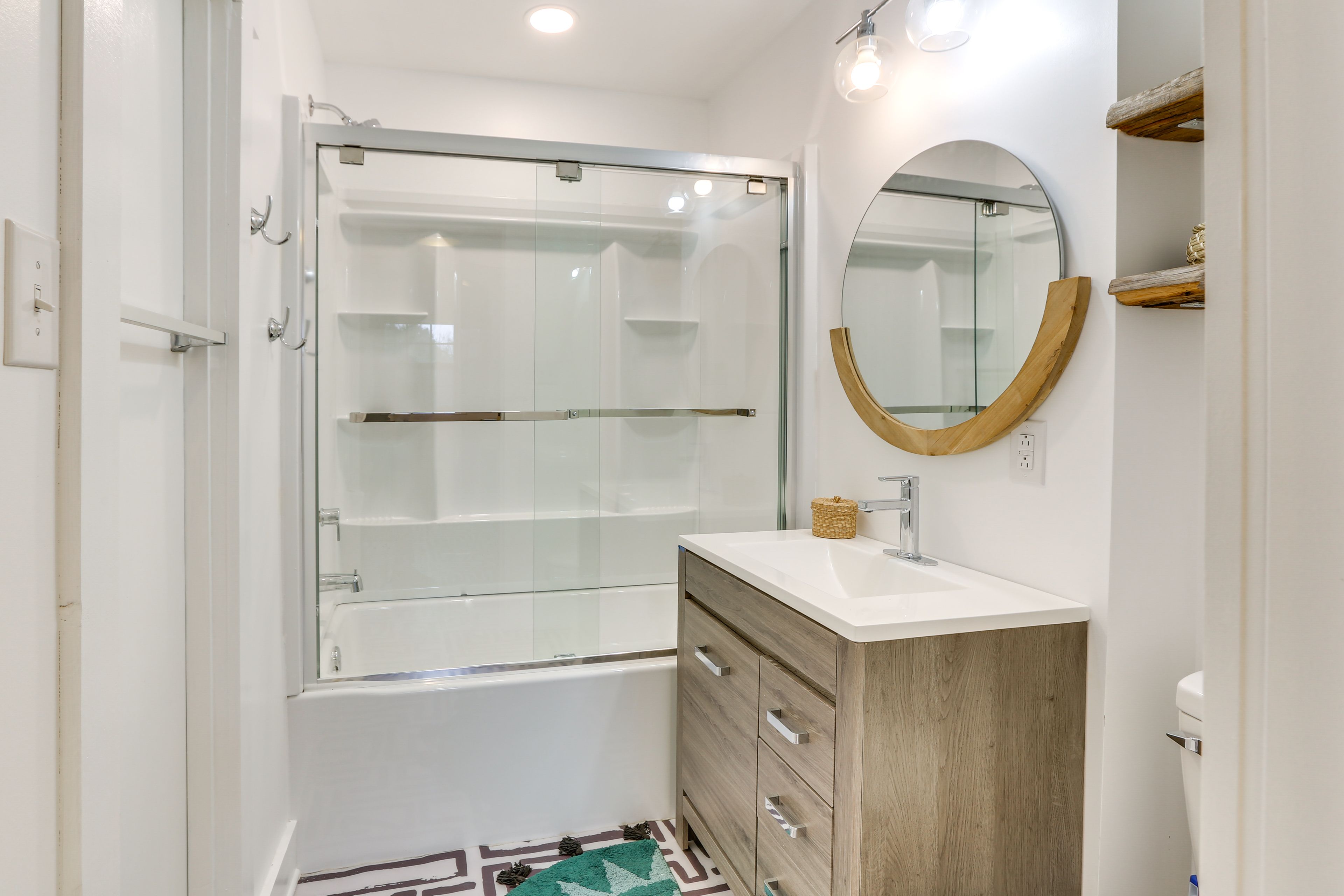 Full Bathroom | Towels Provided | Complimentary Toiletries