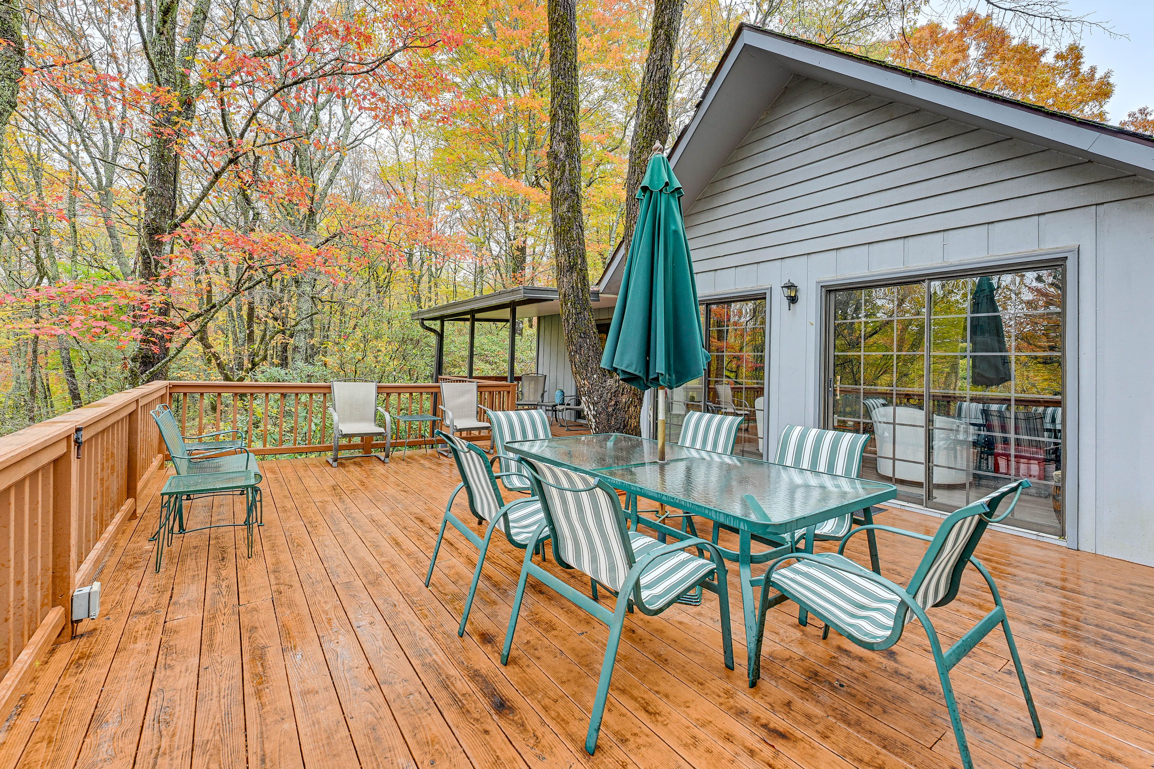 Upper Deck | Outdoor Dining Area | Gas Grill