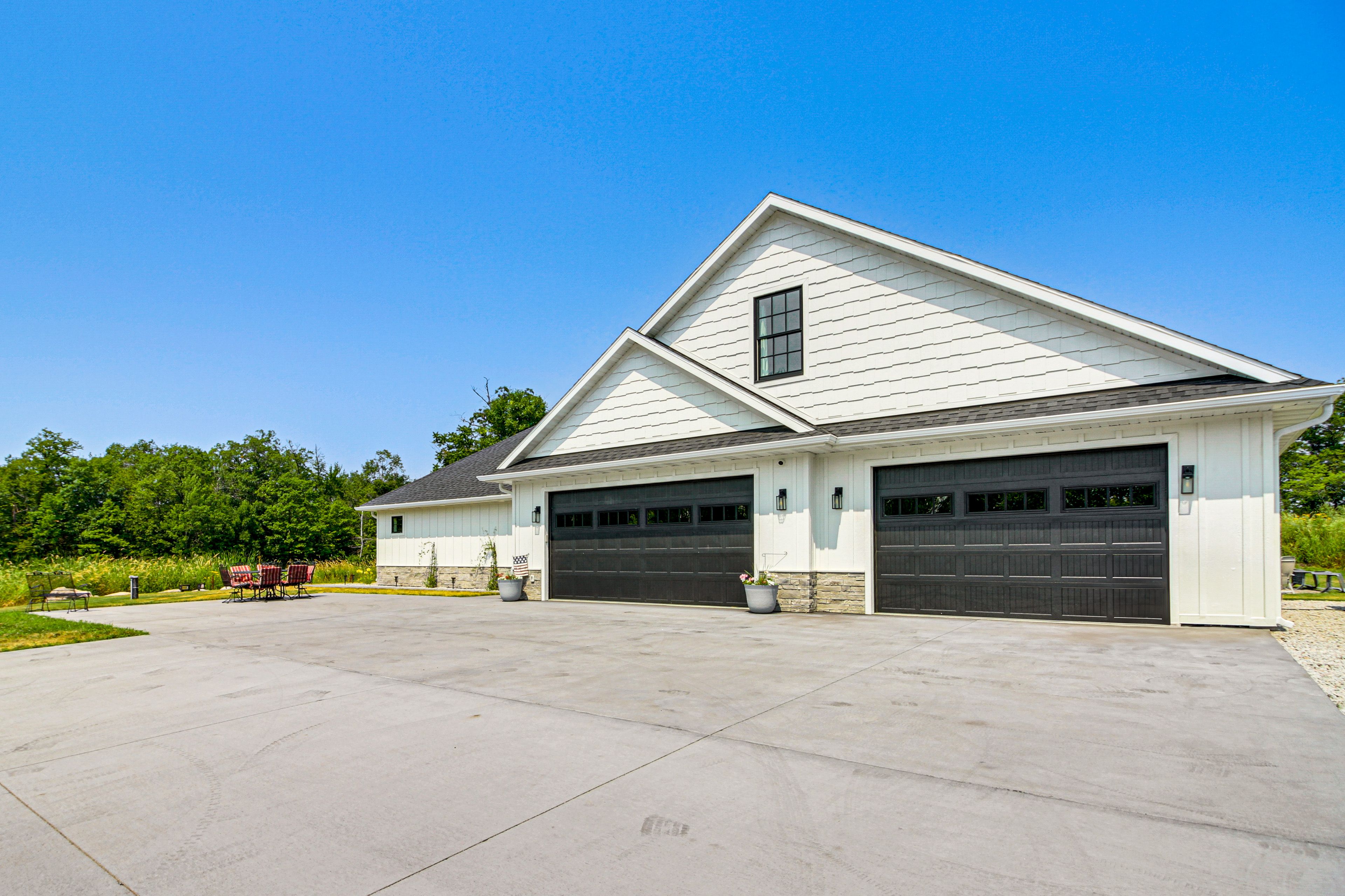Parking | Driveway (8 Vehicles) | RV & Trailer Parking Allowed