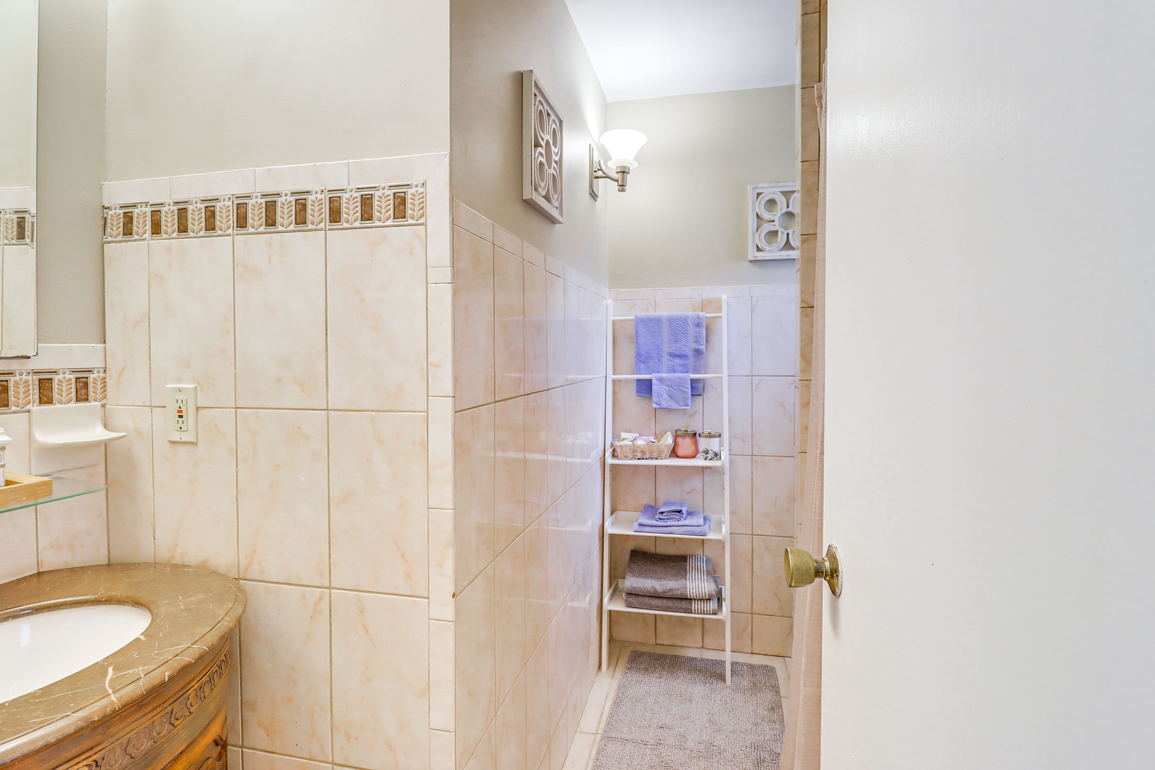 Full Bathroom | Towels Provided | Complimentary Toiletries