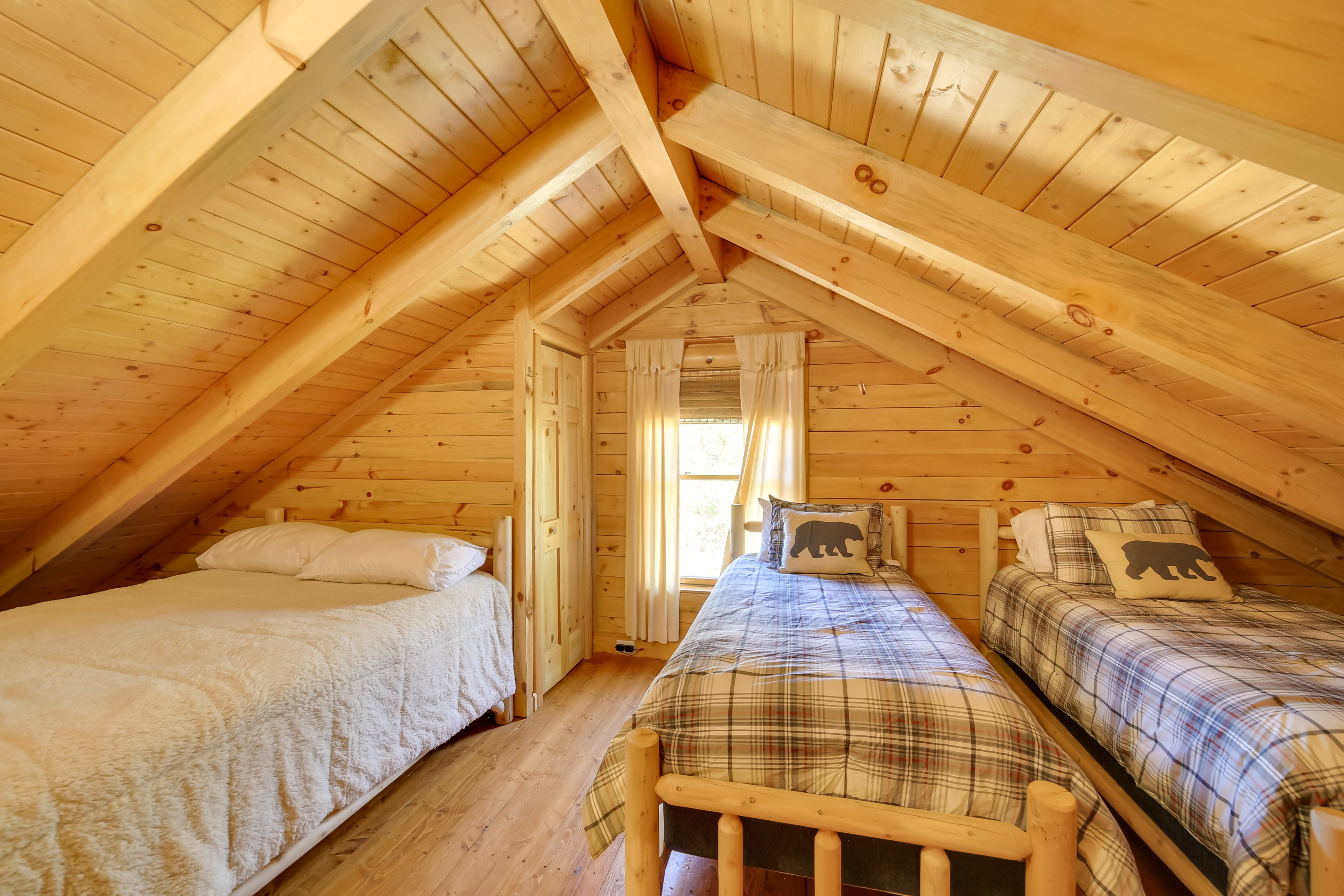 Bedroom 2 | Queen Bed | 2 Twin Beds | Upper Level