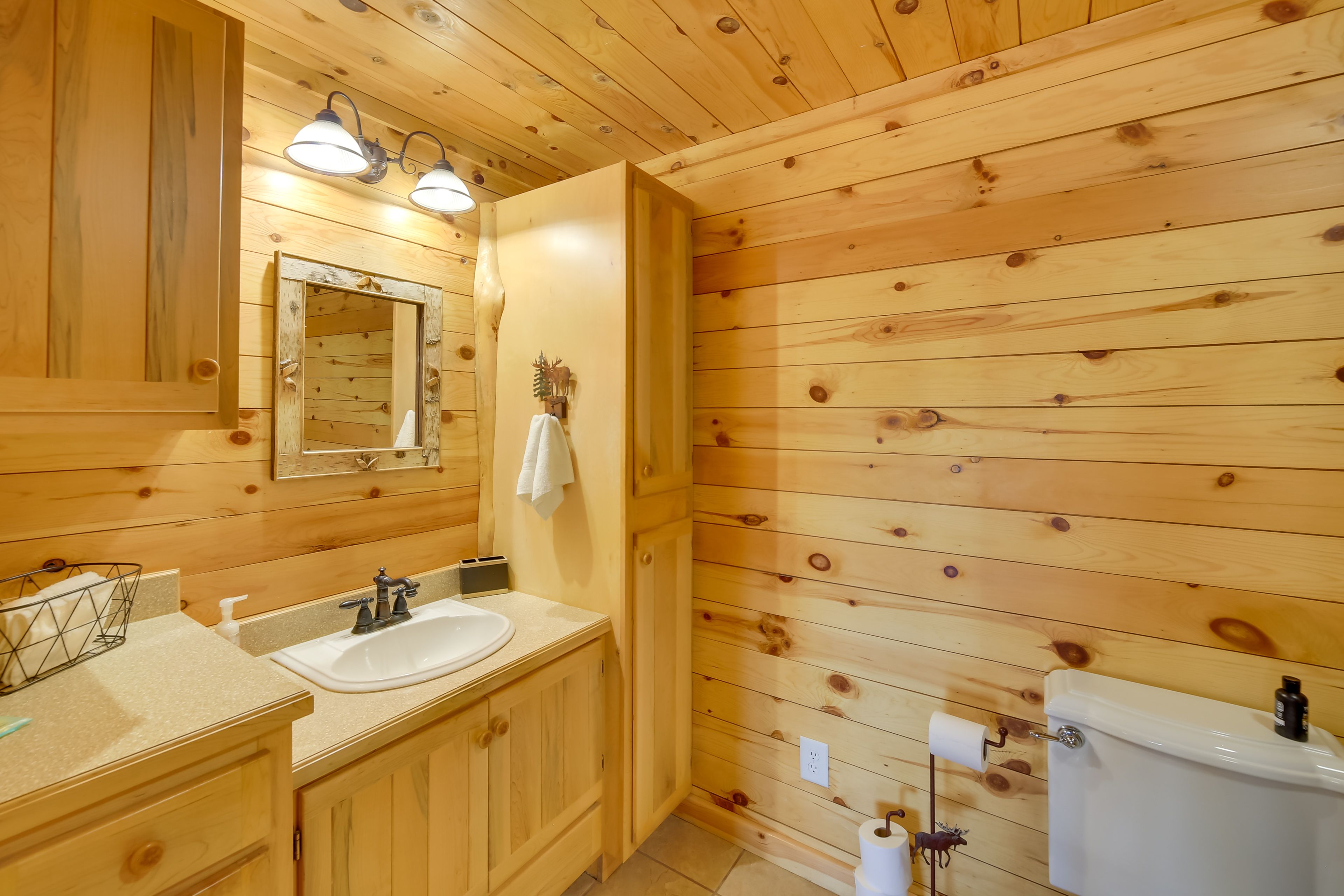 Full Bathroom | Complimentary Toiletries | Main Level