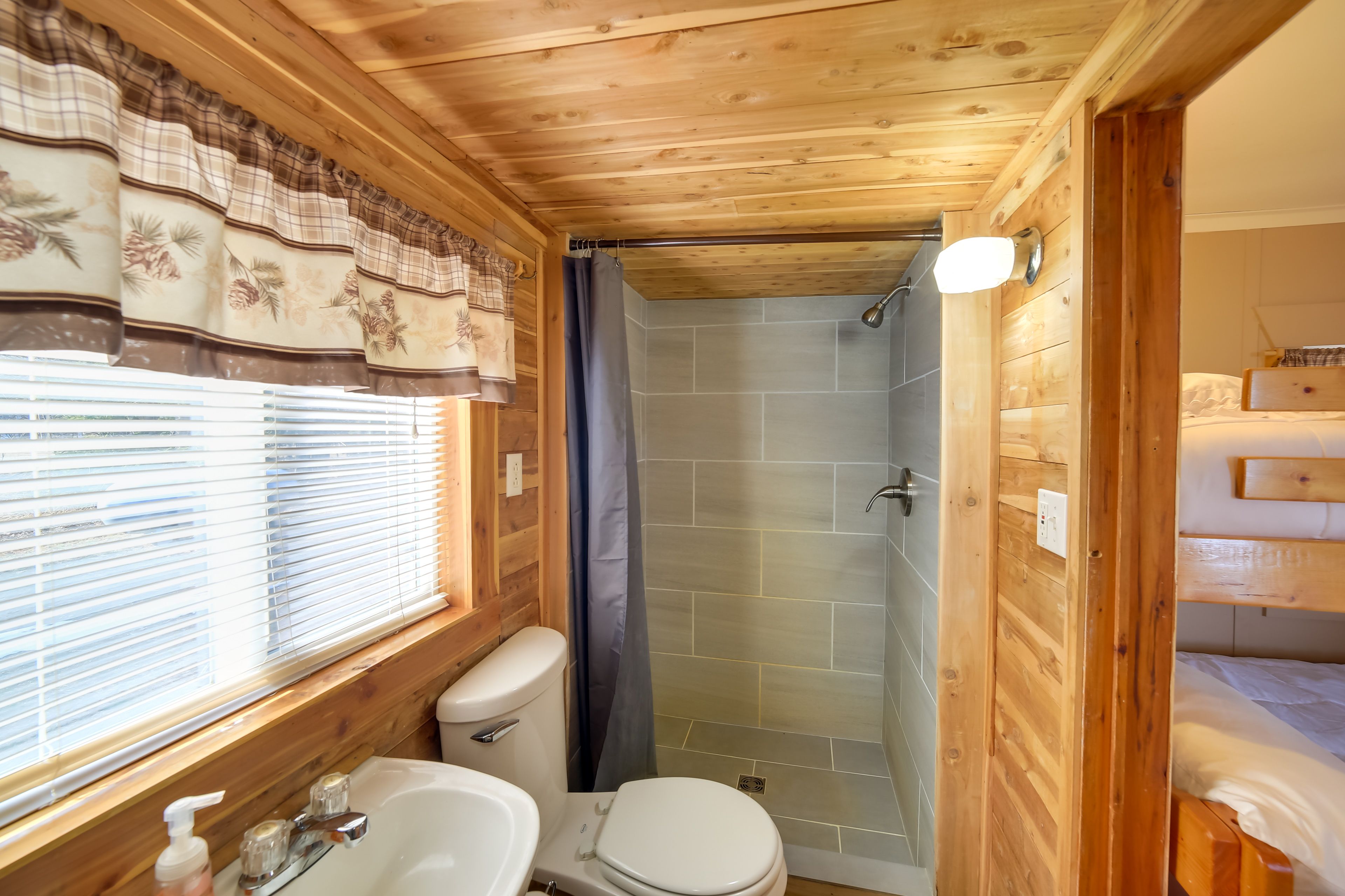 Full Bathroom | Complimentary Toiletries