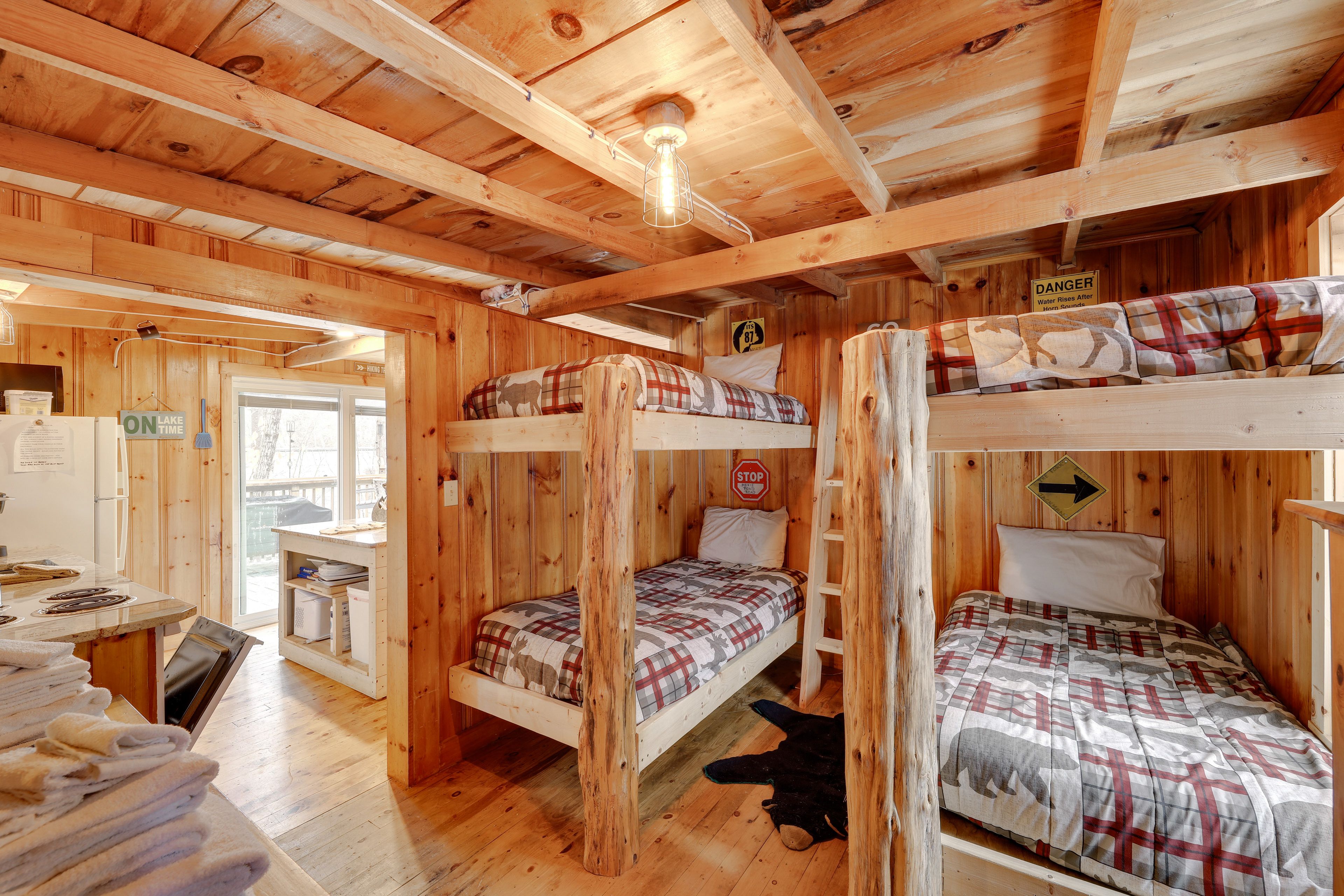Sleeping Nook | 2 Twin Bunk Beds