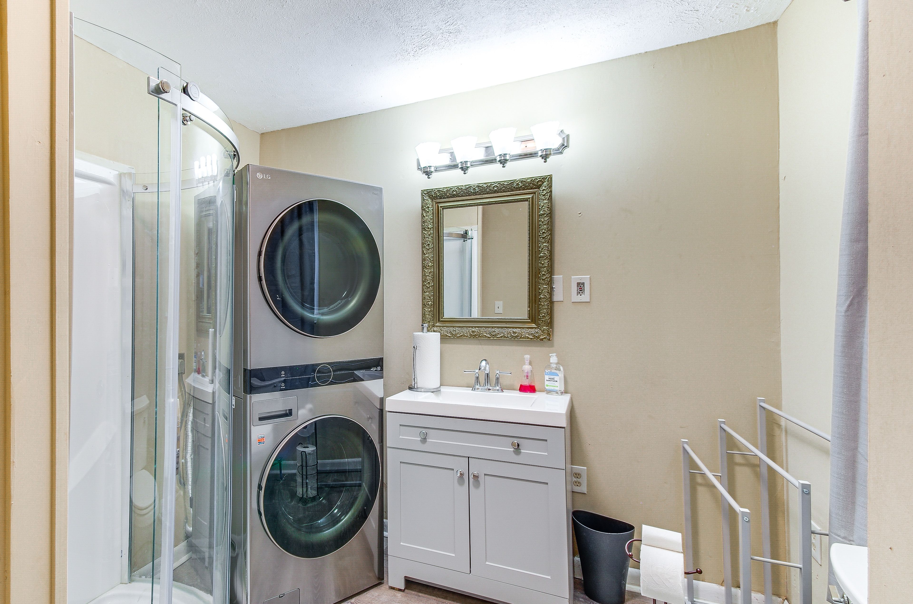 Full Bathroom | Towels Provided | Hair Dryer