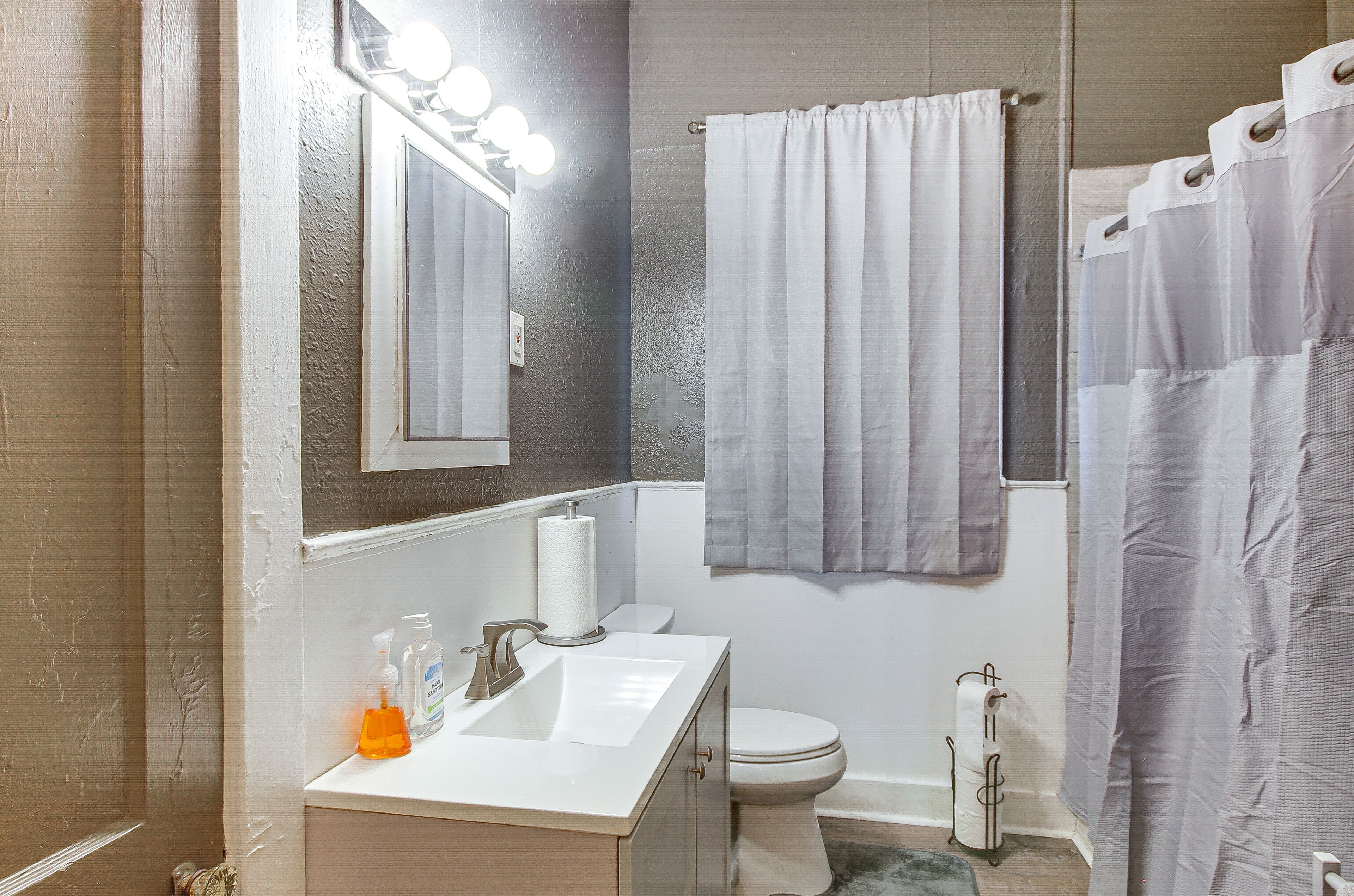Full Bathroom | Complimentary Toiletries