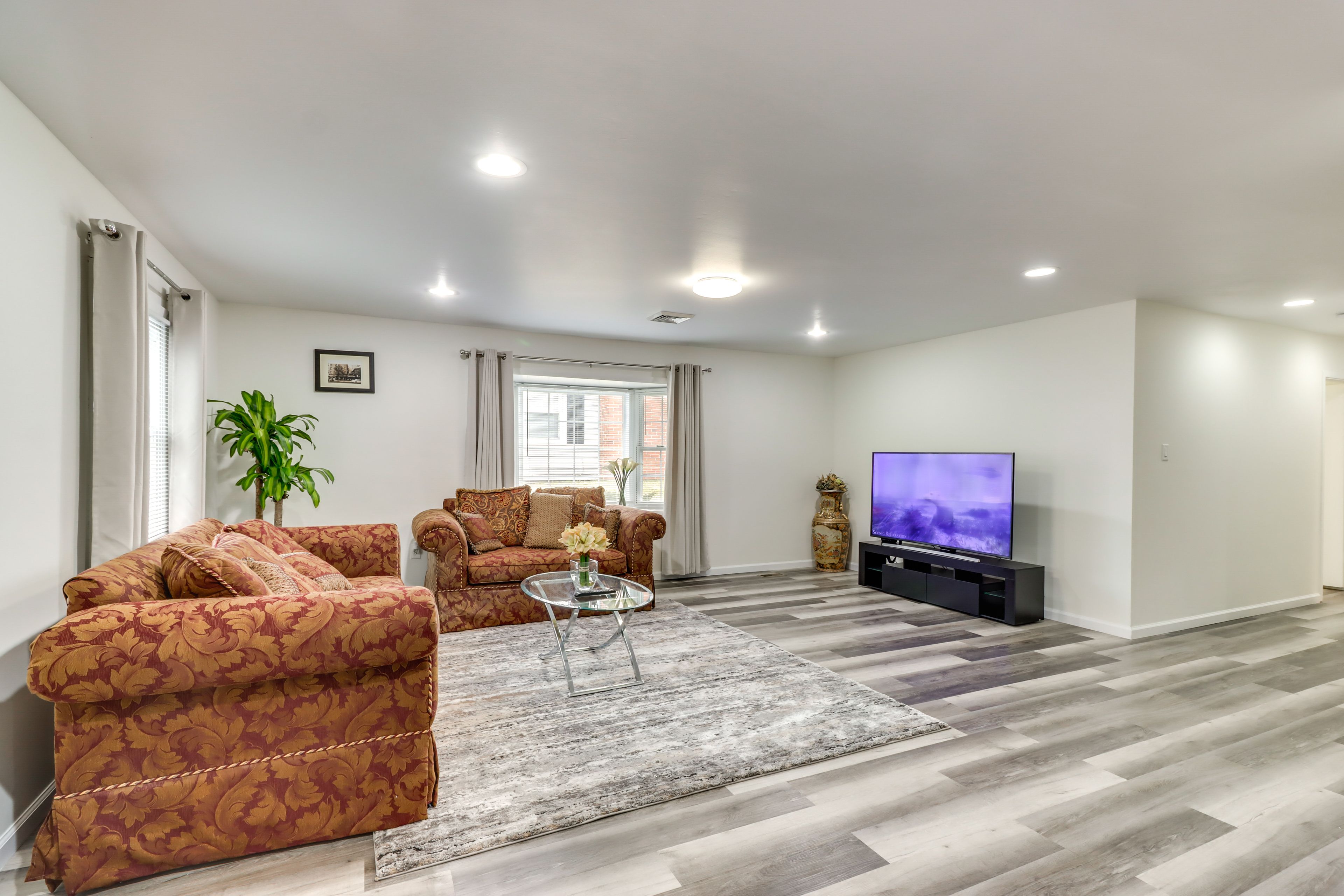 Living Room | Smart TV | Central Heating & Air Conditioning | Free WiFi