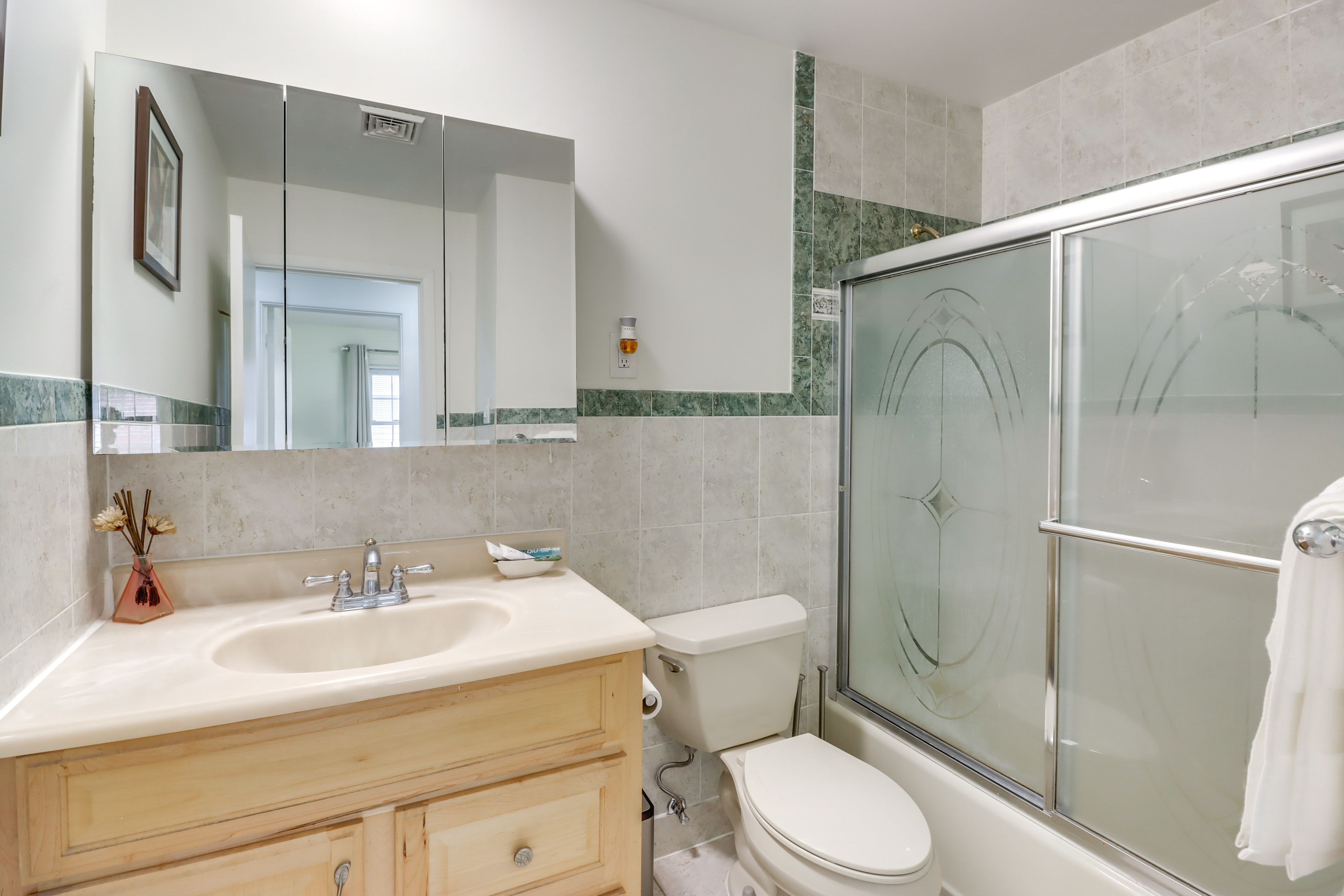 Full Bathroom | Shower/Tub Combo | Towels Provided