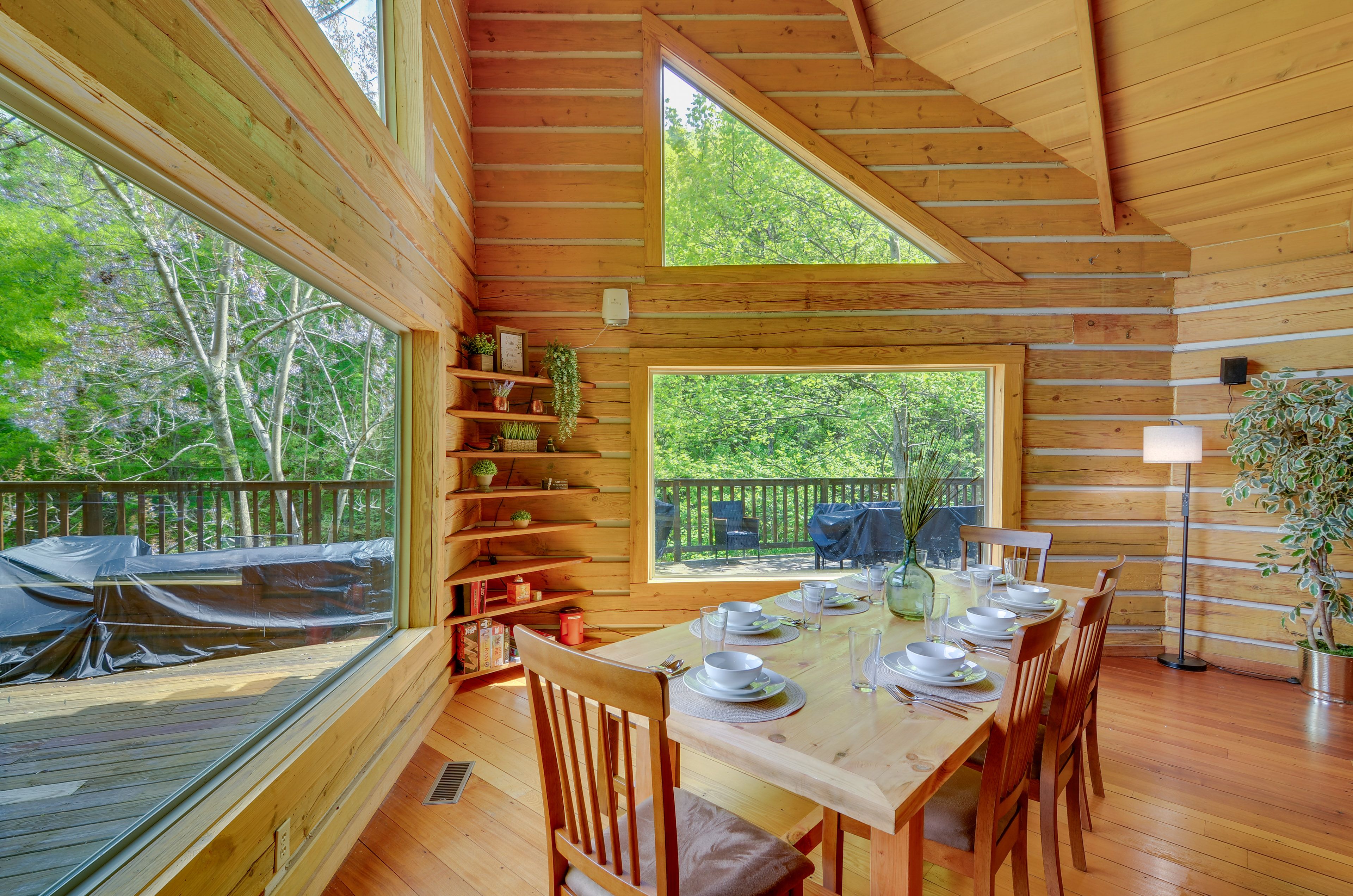 Dining Area | Dishware & Flatware Provided