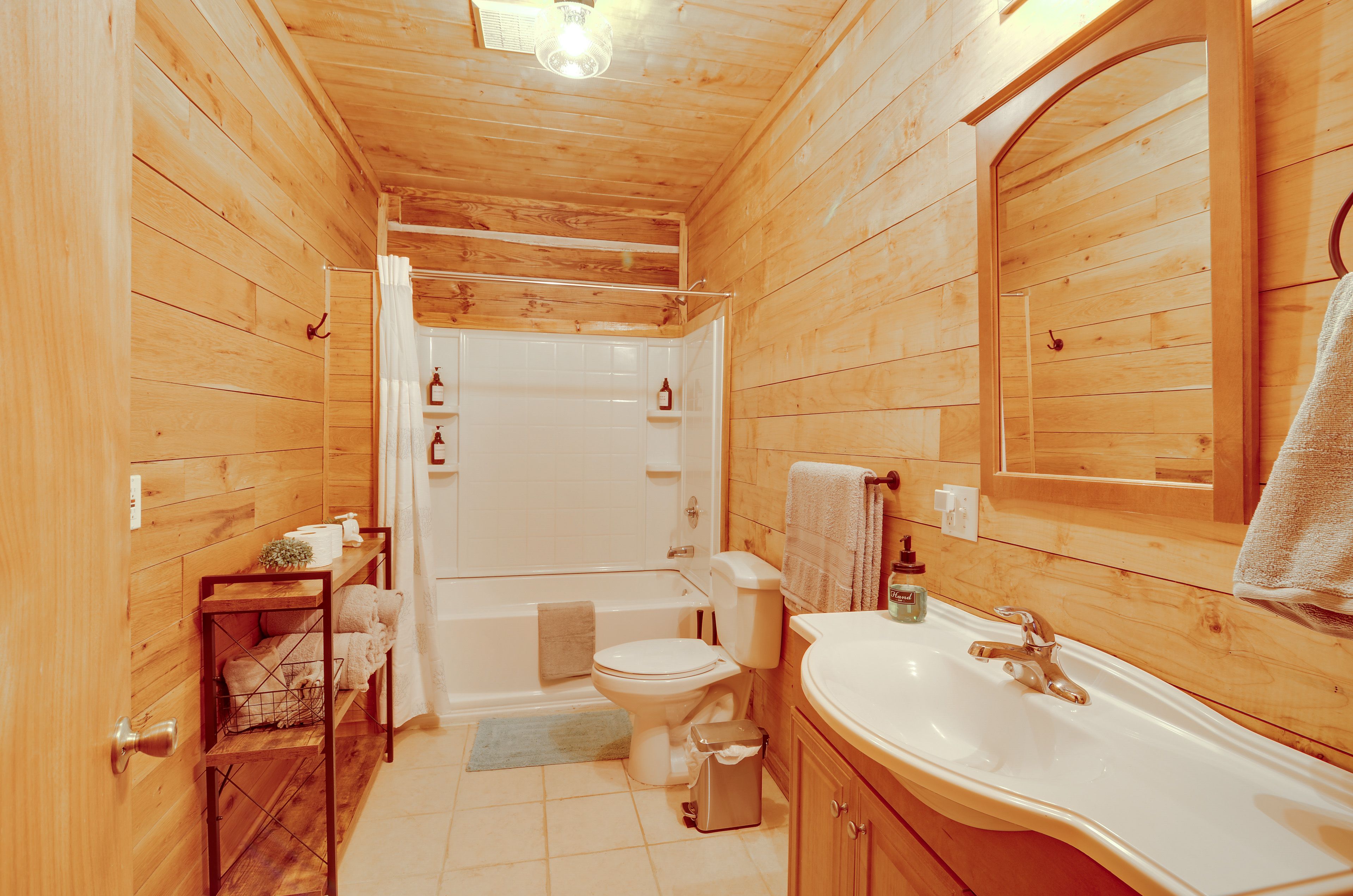 Full Bathroom | Towels Provided