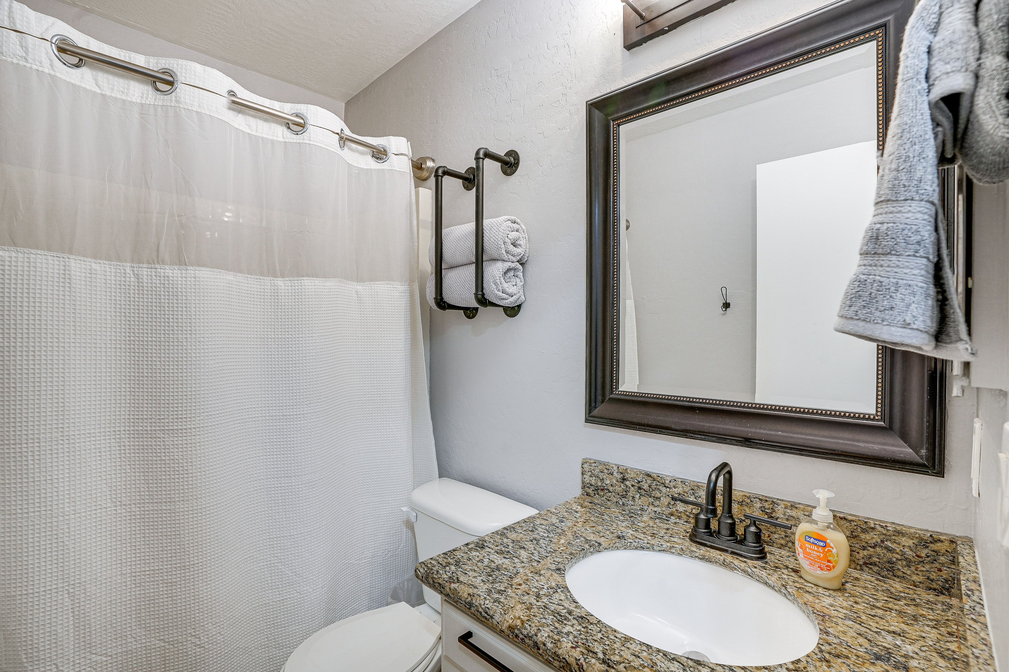 Full Bathroom | Complimentary Toiletries