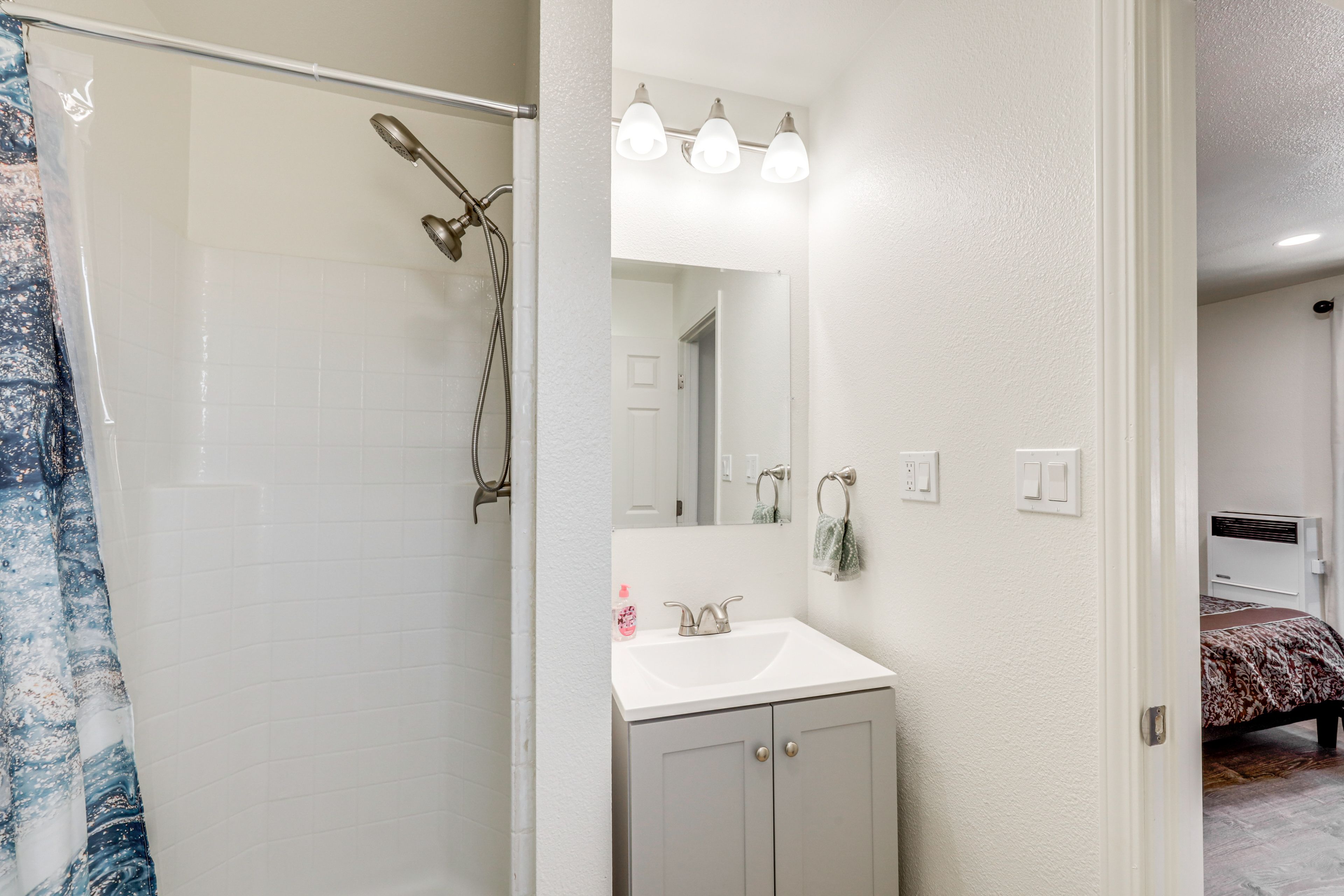 Full Bathroom | Complimentary Toiletries | Towels Provided