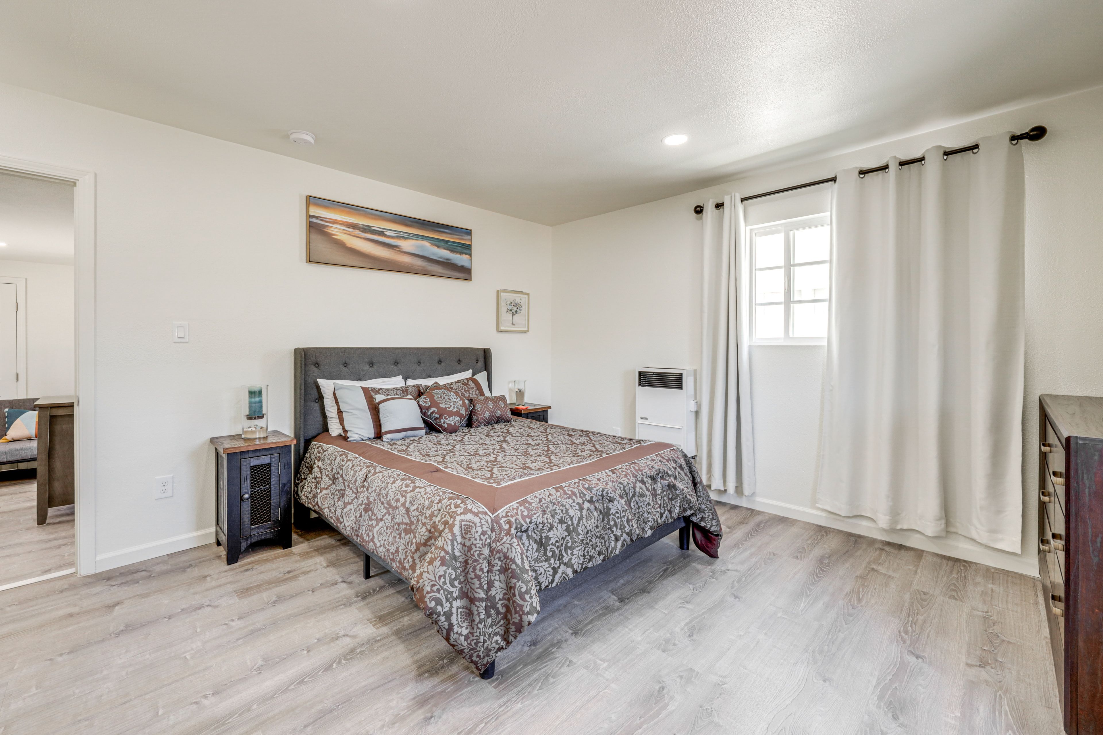 Bedroom | Queen Bed | Laptop Workspace | Free WiFi