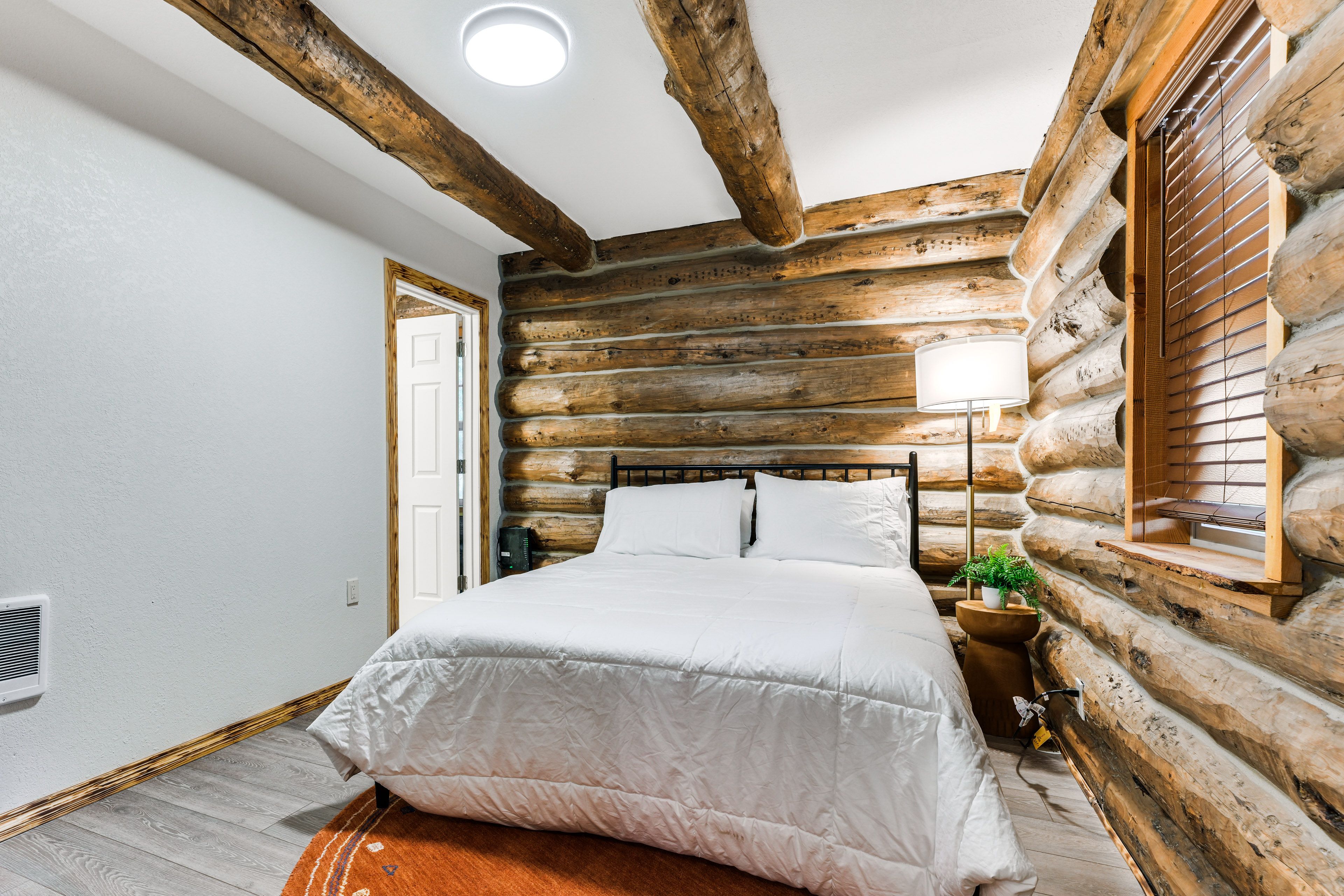 Bedroom | 1st Floor | Queen Bed | Linens Provided