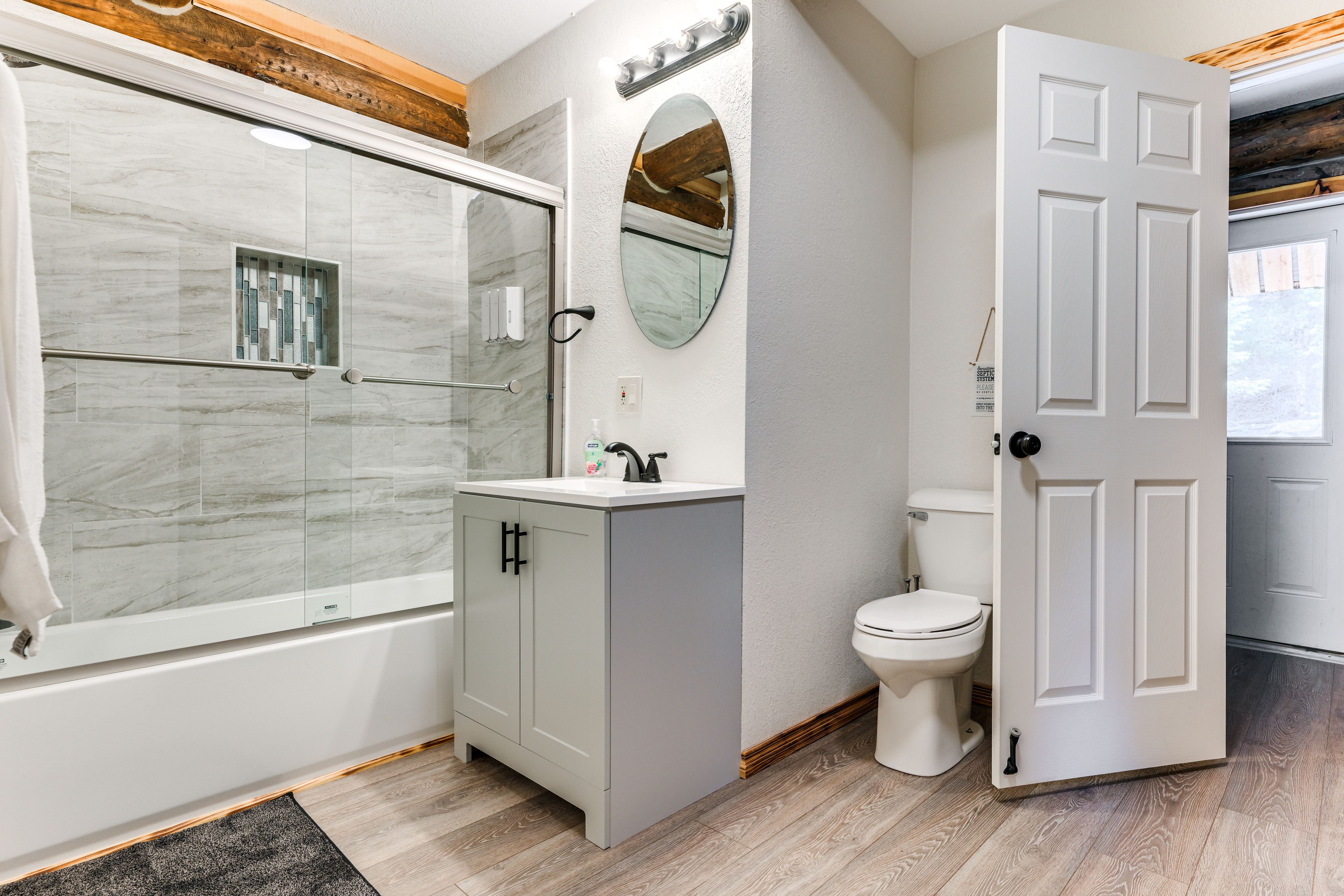 Full Bathroom | 1st Floor | Towels Provided | Complimentary Toiletries