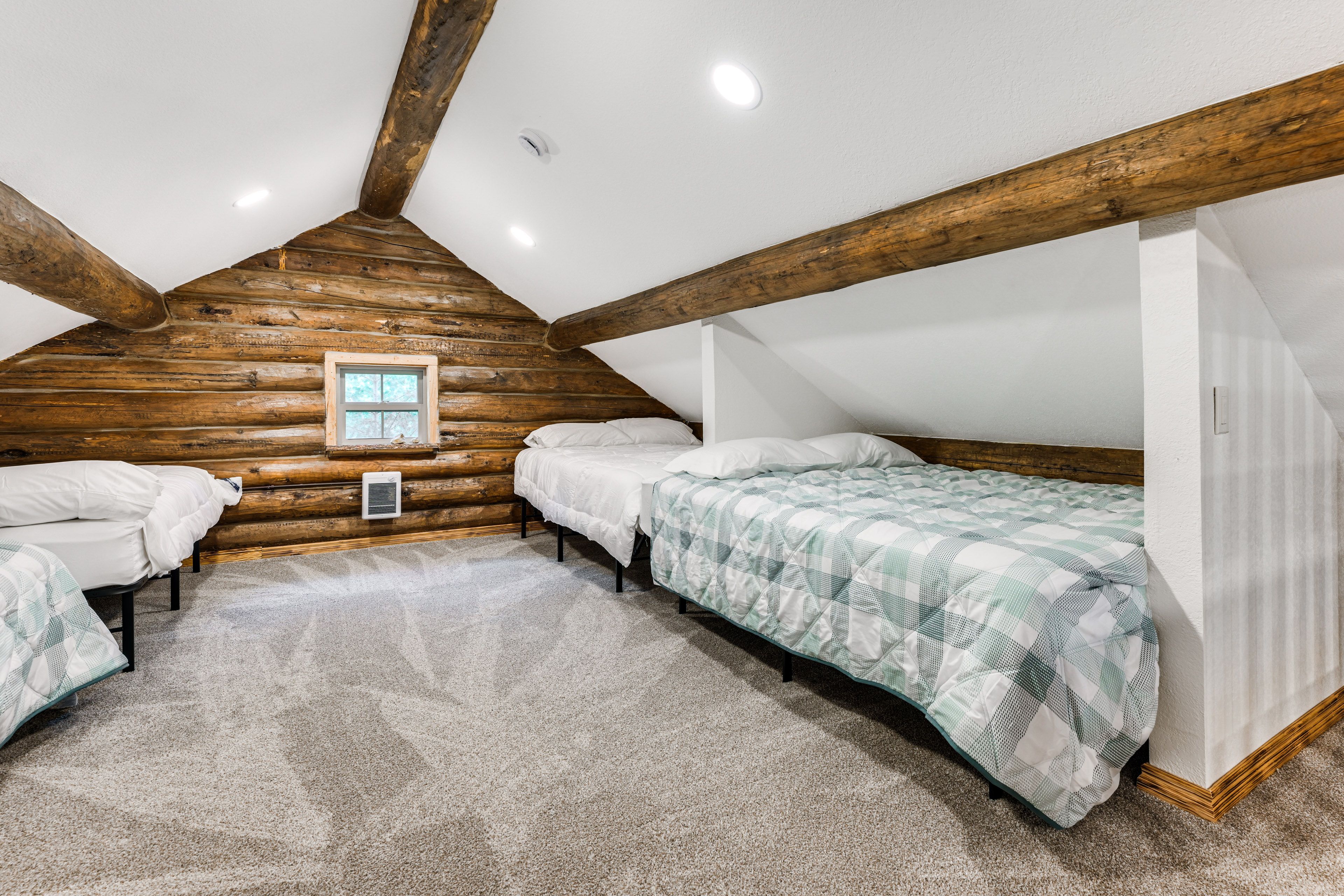 Loft | 2nd Floor | 5 Queen Beds