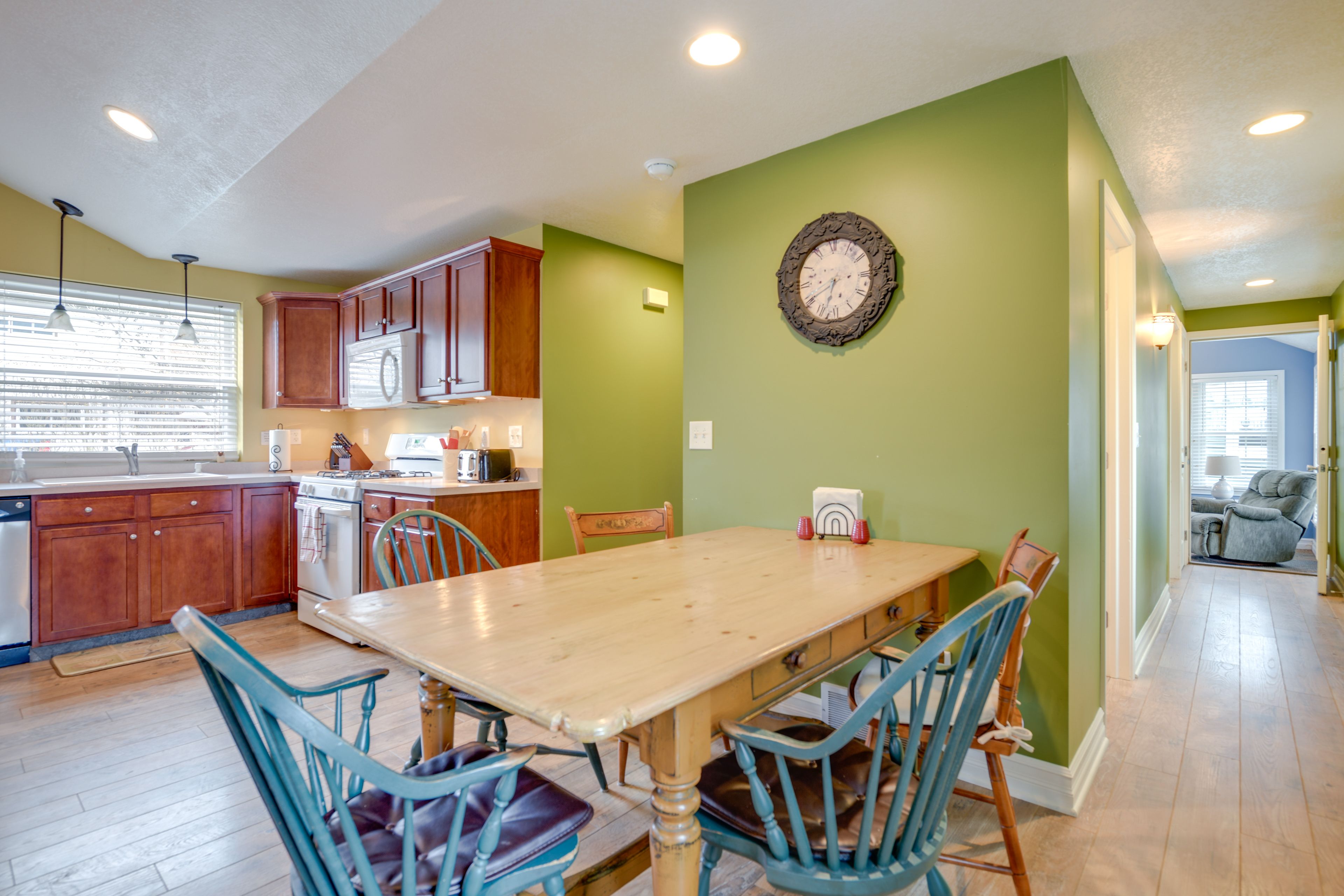 Dining | Dishware & Flatware Provided