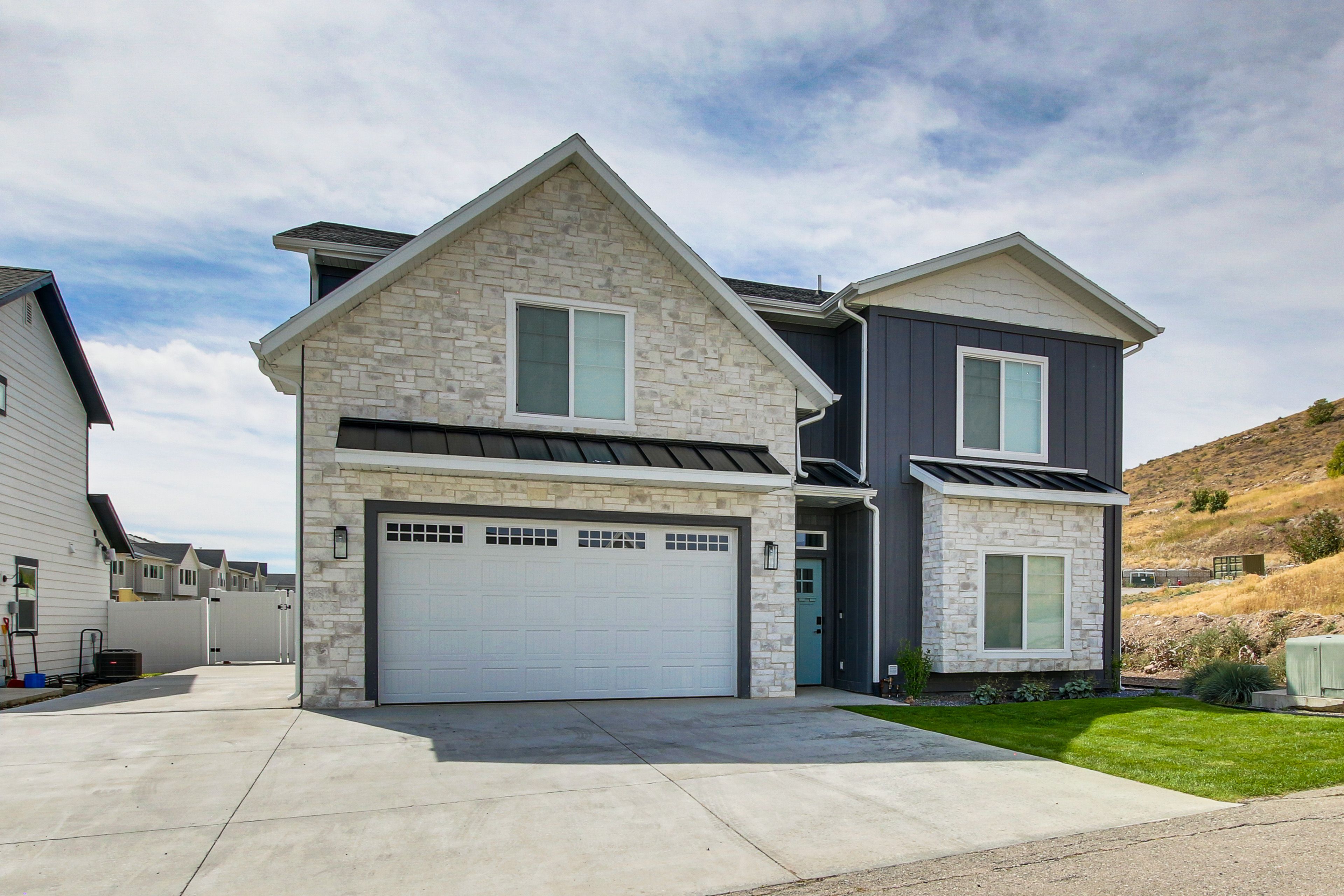 House Exterior | Garage (2 Vehicles) | Driveway (2 Vehicles)