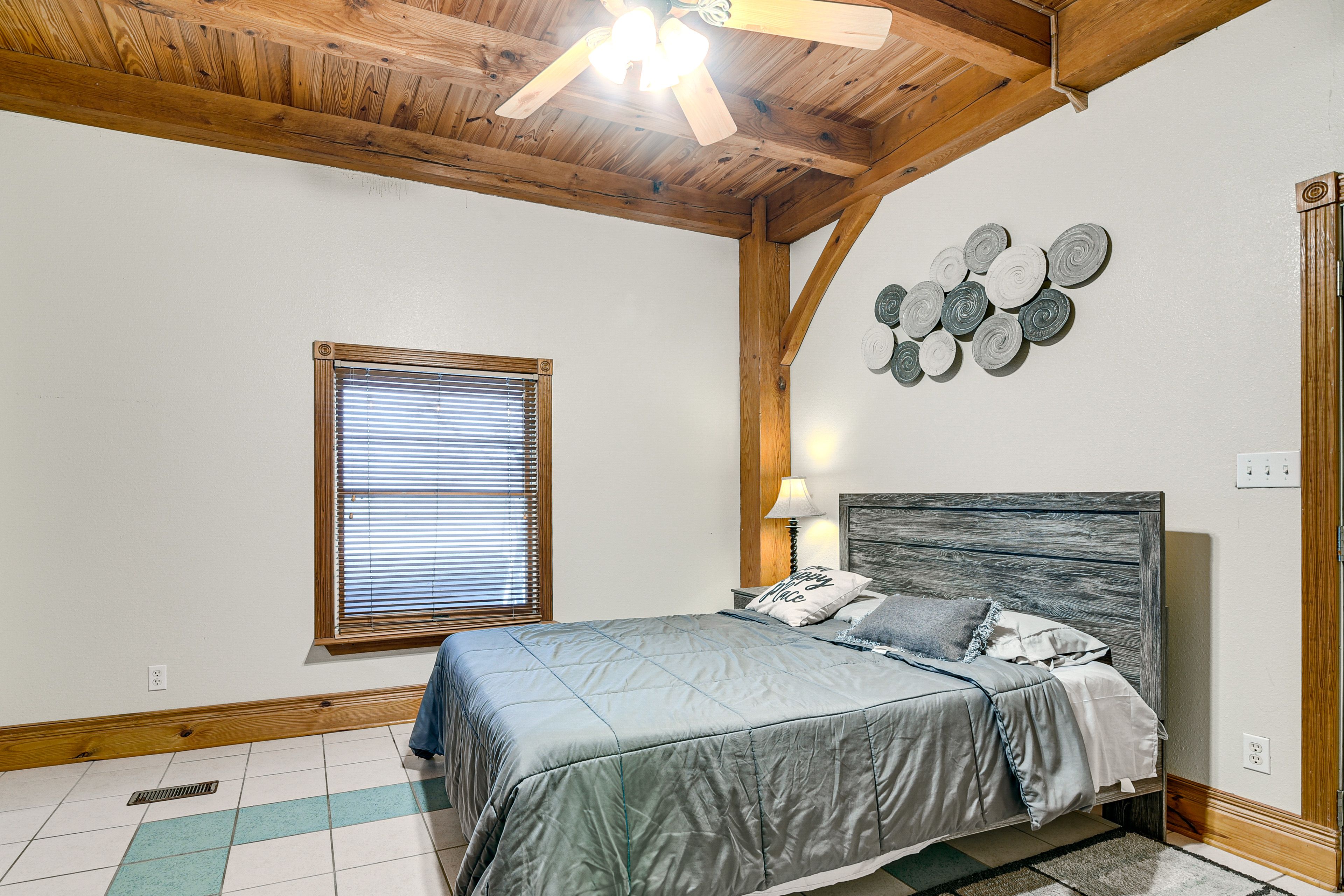 Bedroom 1 | Queen Bed | Linens Provided | En-Suite Bathroom | 1st Floor