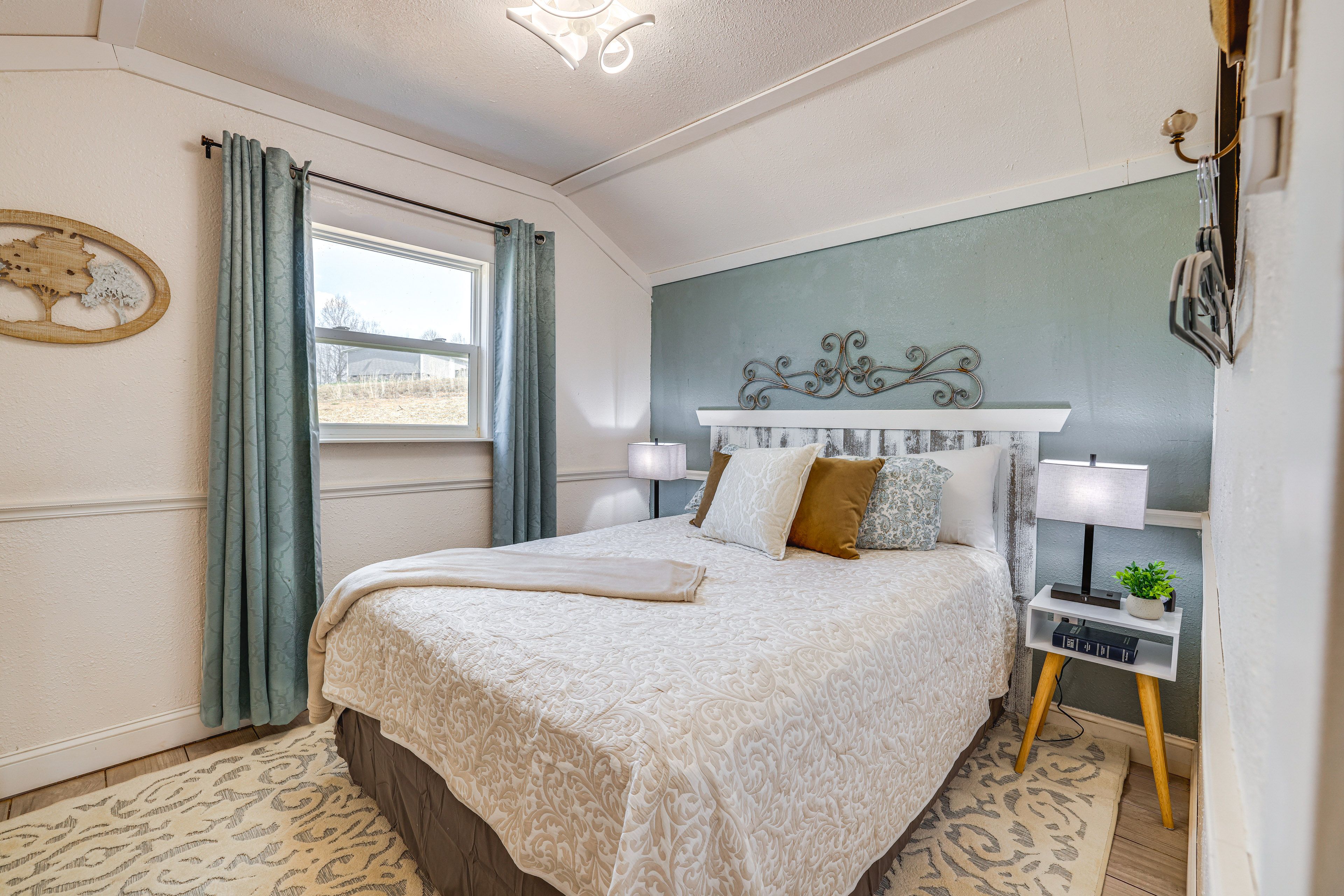 Bedroom | Queen Bed
