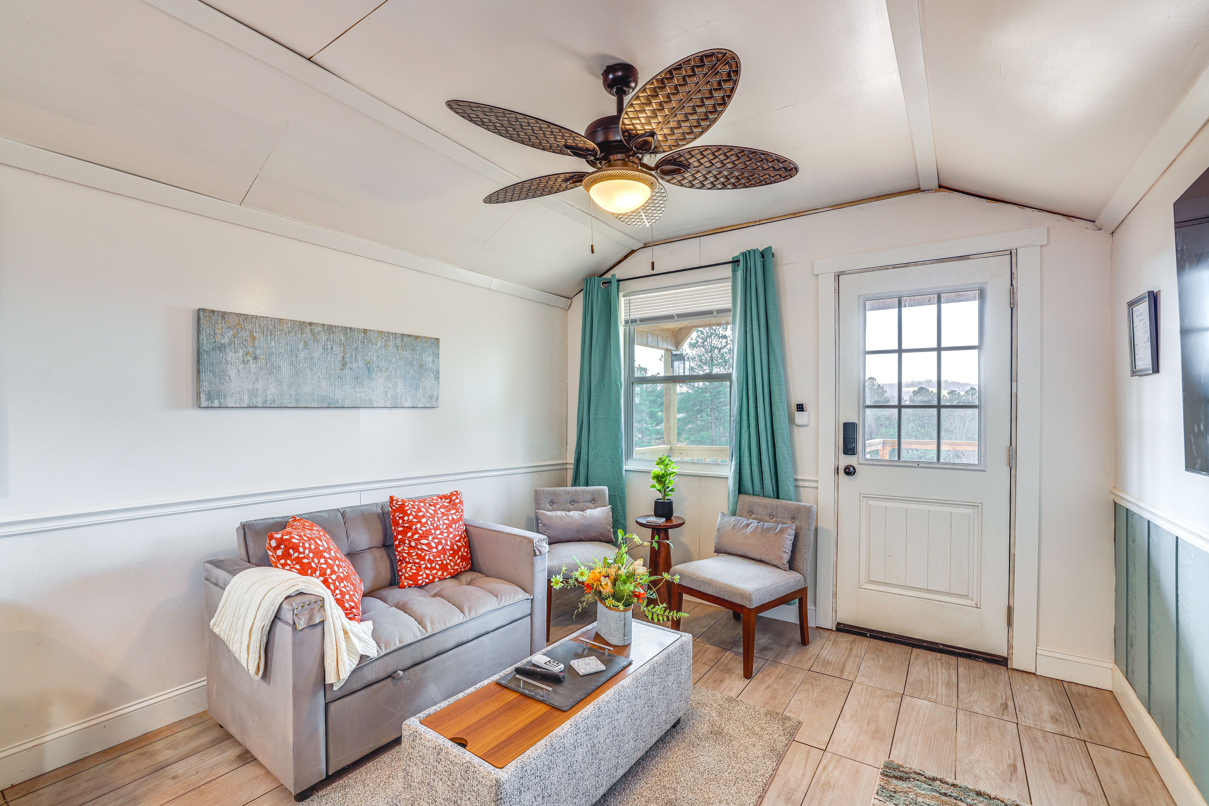 Living Room | Smart TV | Free WiFi