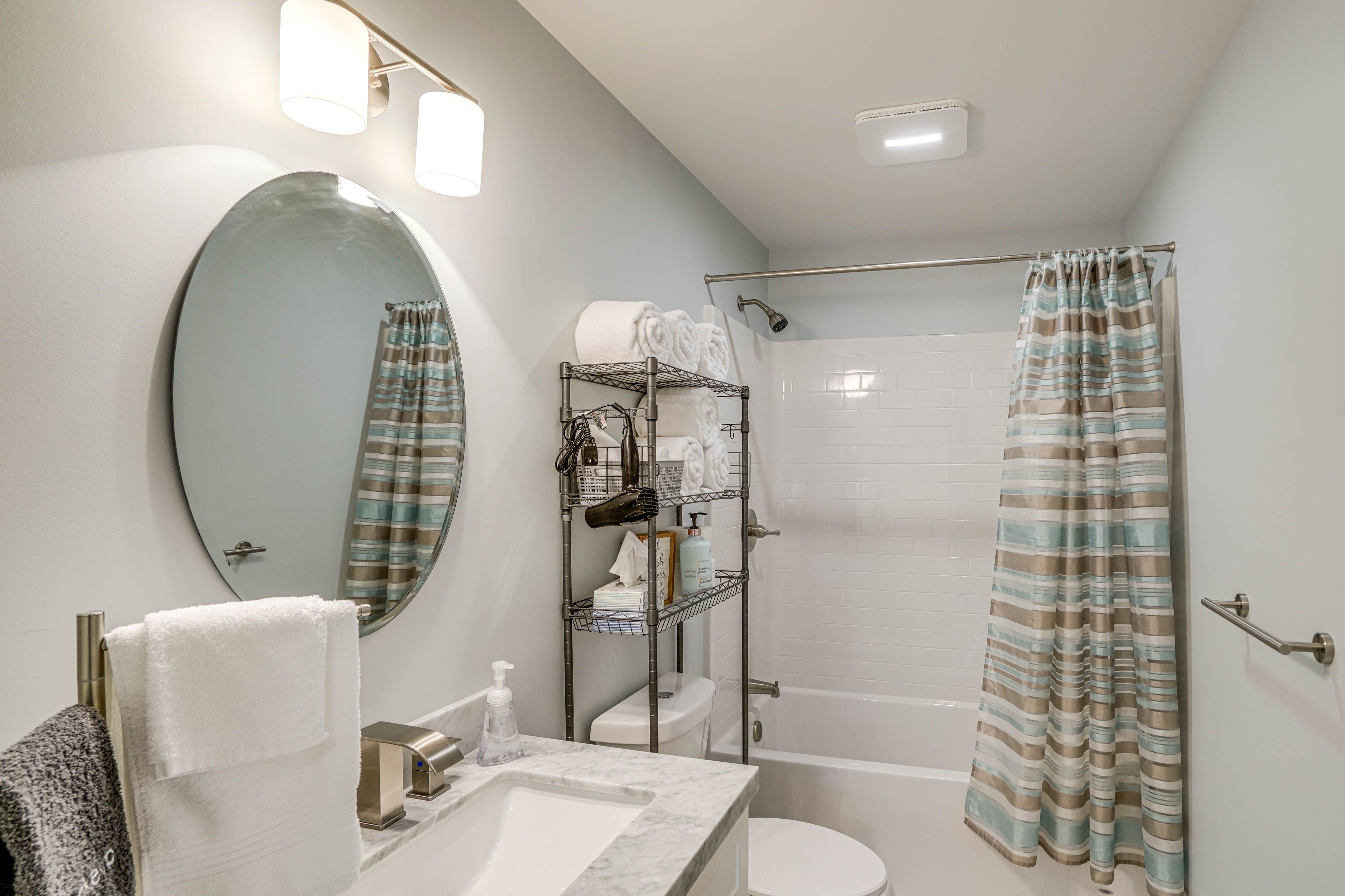 Full Bathroom | 1st Floor | Shower/Tub Combo | Complimentary Toiletries