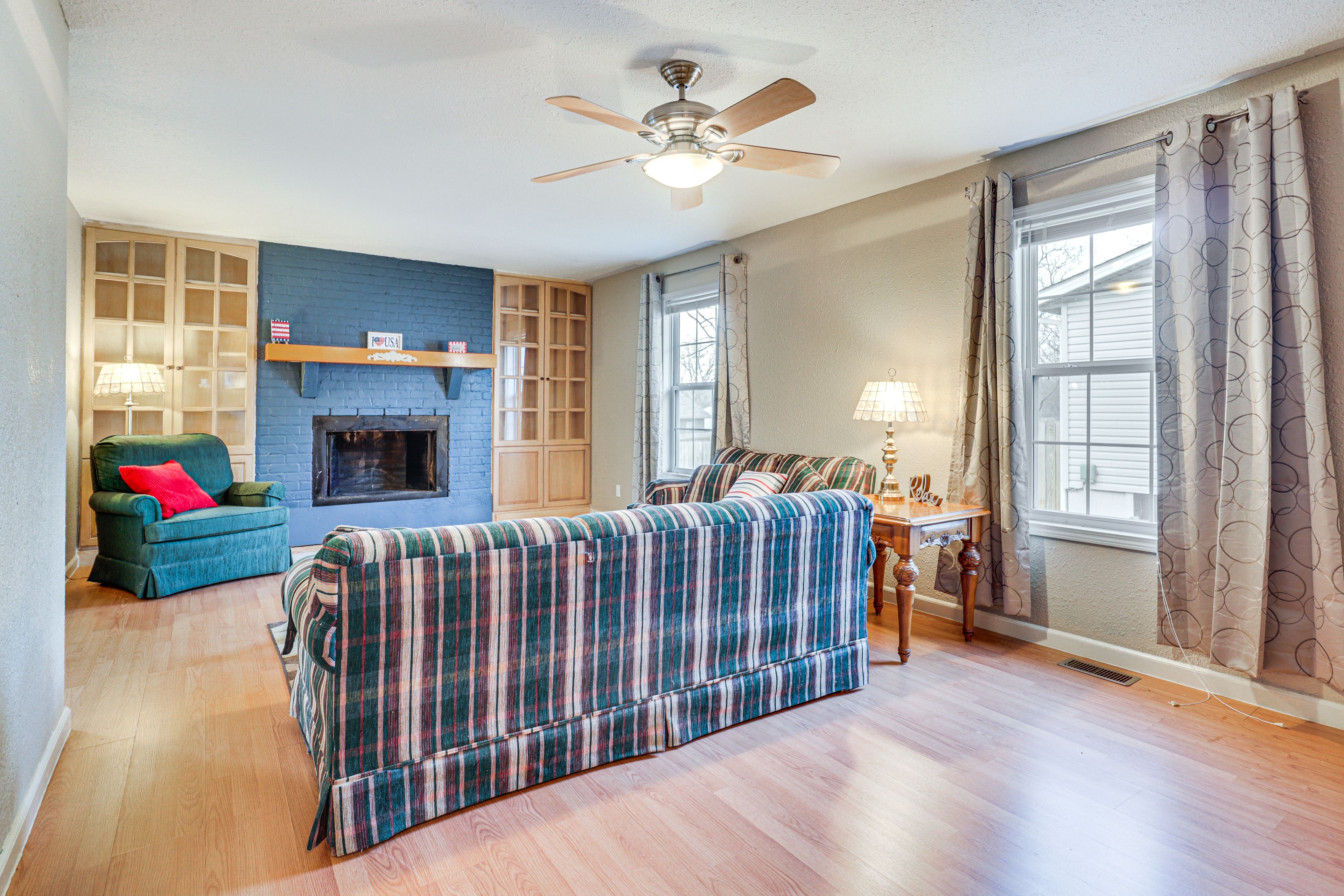 Living Room | Queen Sleeper Sofa | Free WiFi | Fireplace (Decorative Only)