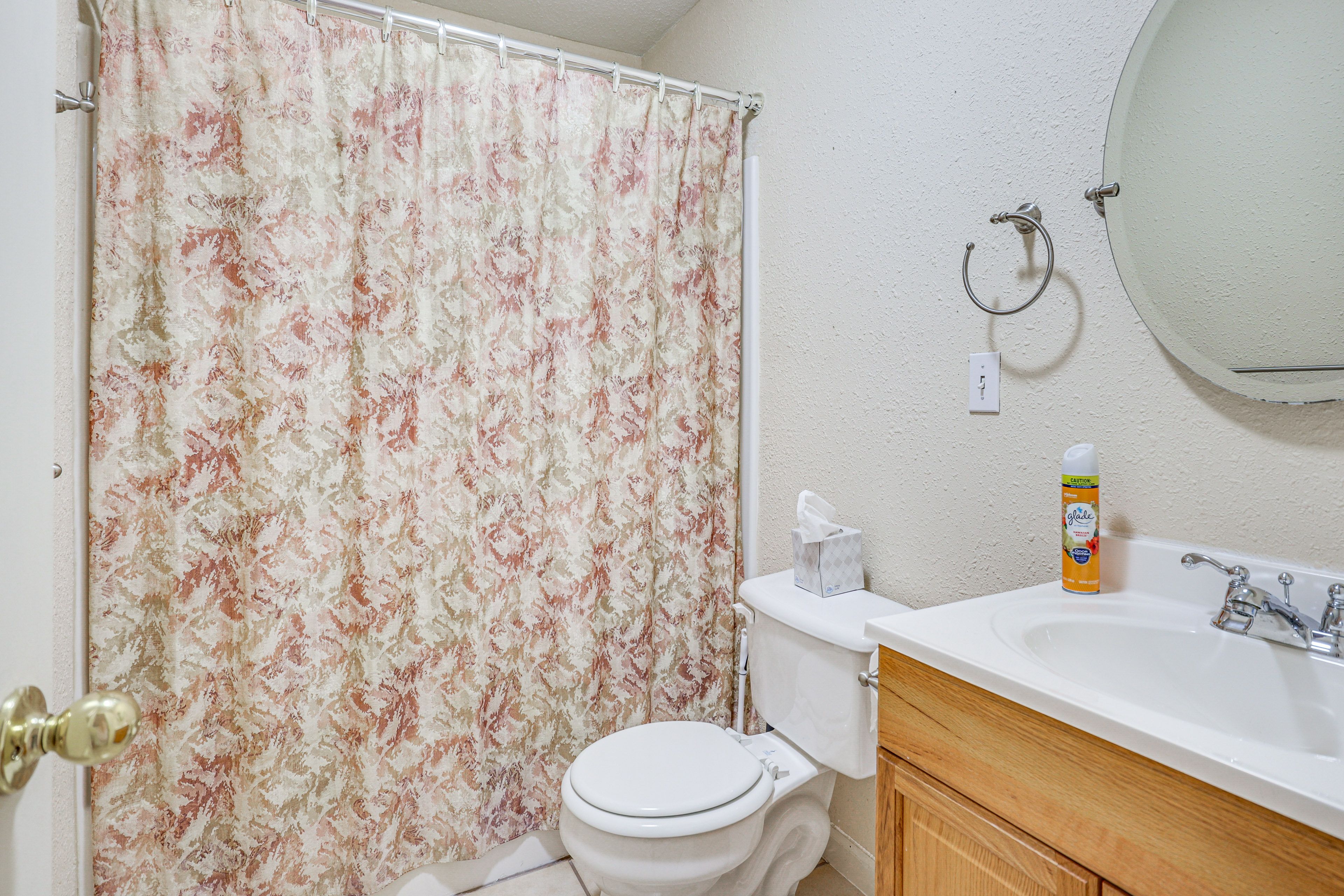 Full Bathroom | Towels Provided