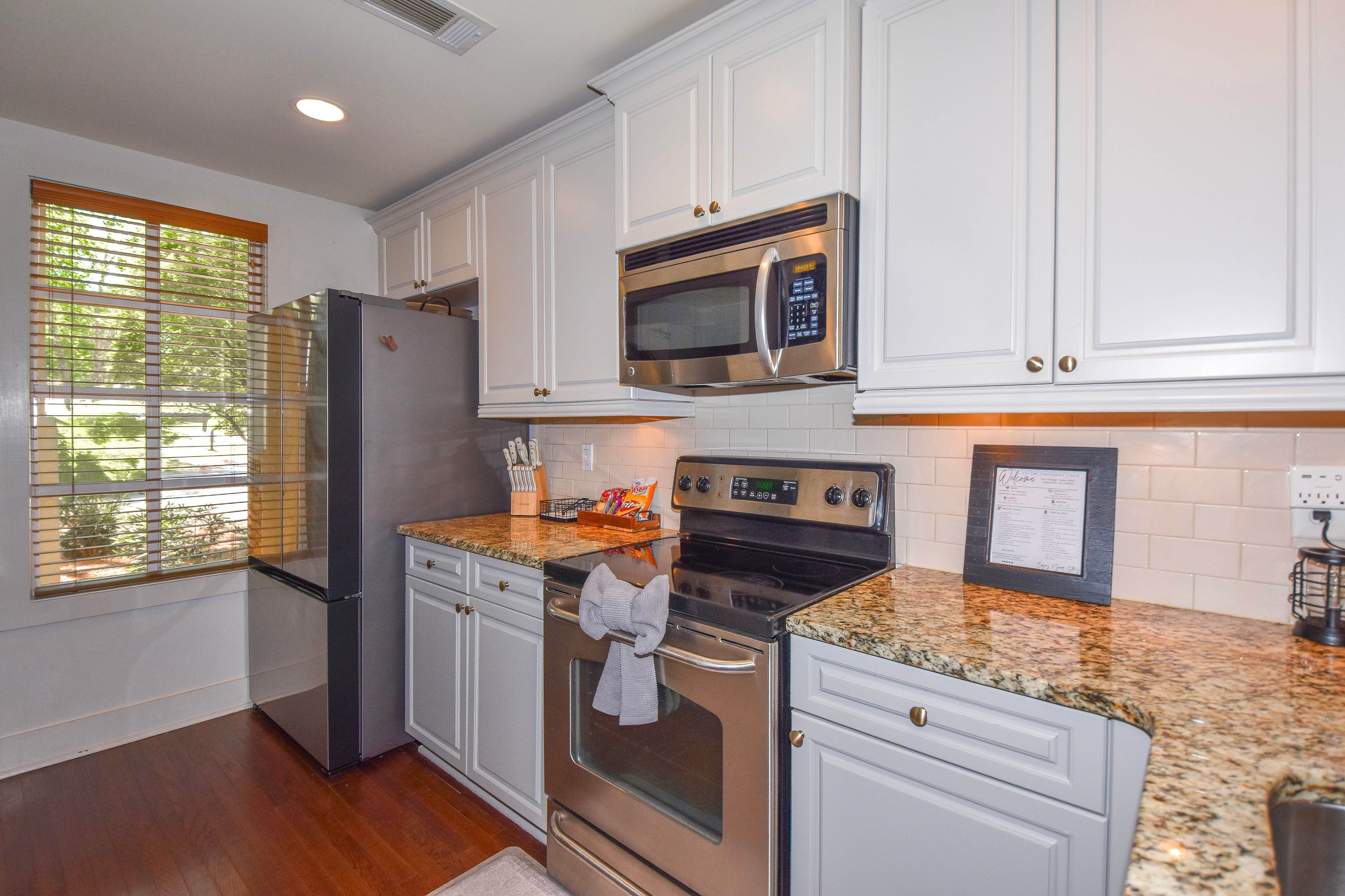 Kitchen | Cuisinart Toaster Oven/Air Fryer | Trash Bags & Paper Towels