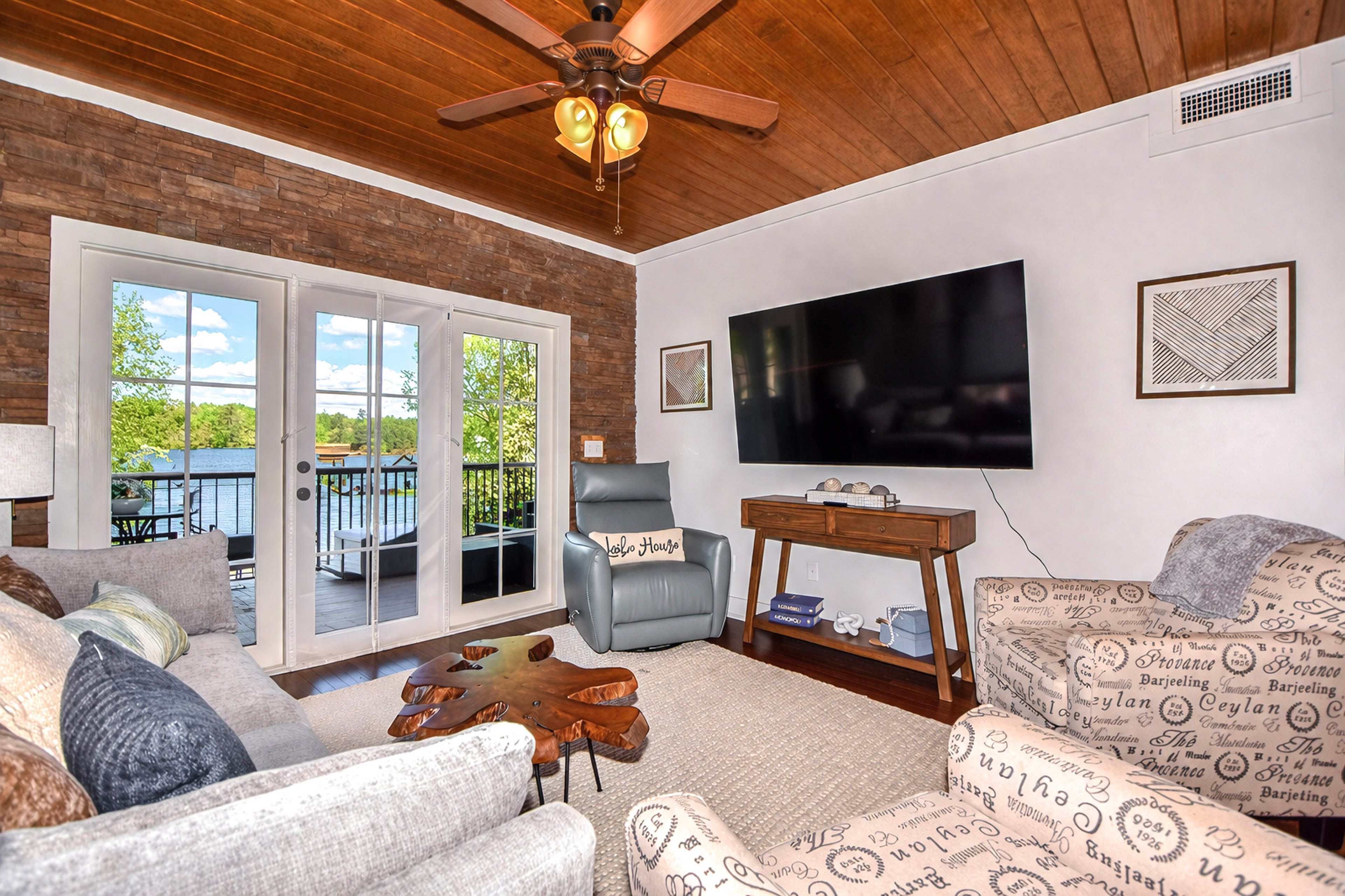 Living Room | Free WiFi | Central A/C & Heat | Smart TV
